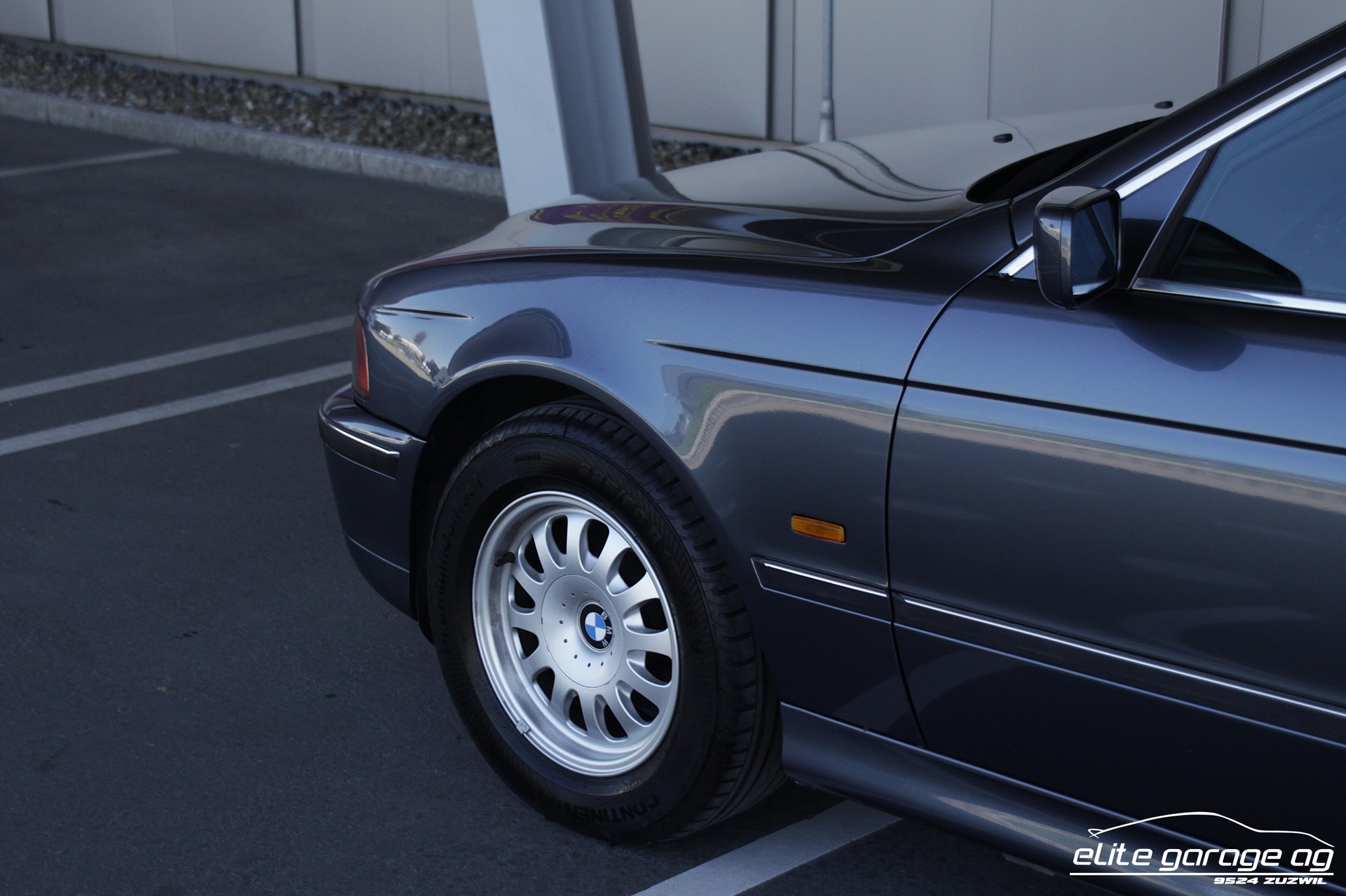BMW 523i Touring-image-10