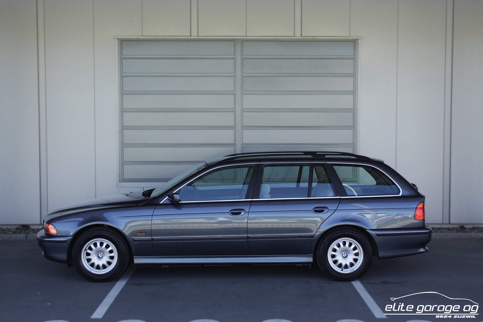 BMW 523i Touring-image-1