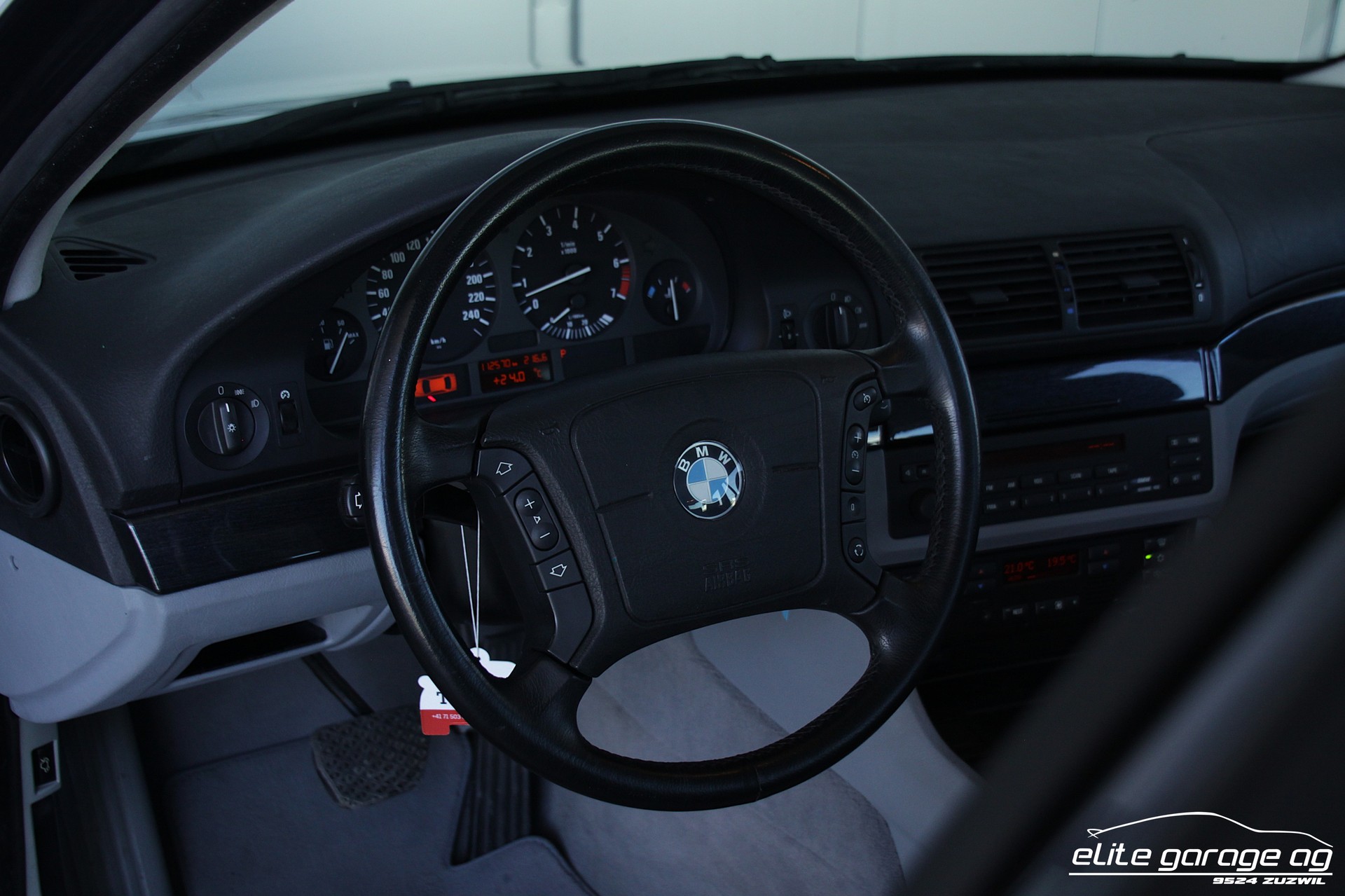 BMW 523i Touring-image-13
