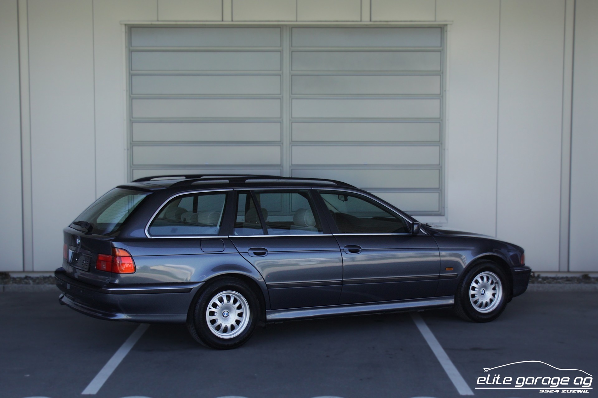 BMW 523i Touring-image-4