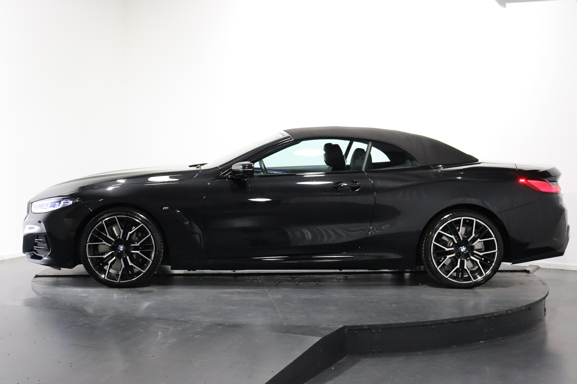 BMW 840i xDrive Cabriolet-showroom-element-1