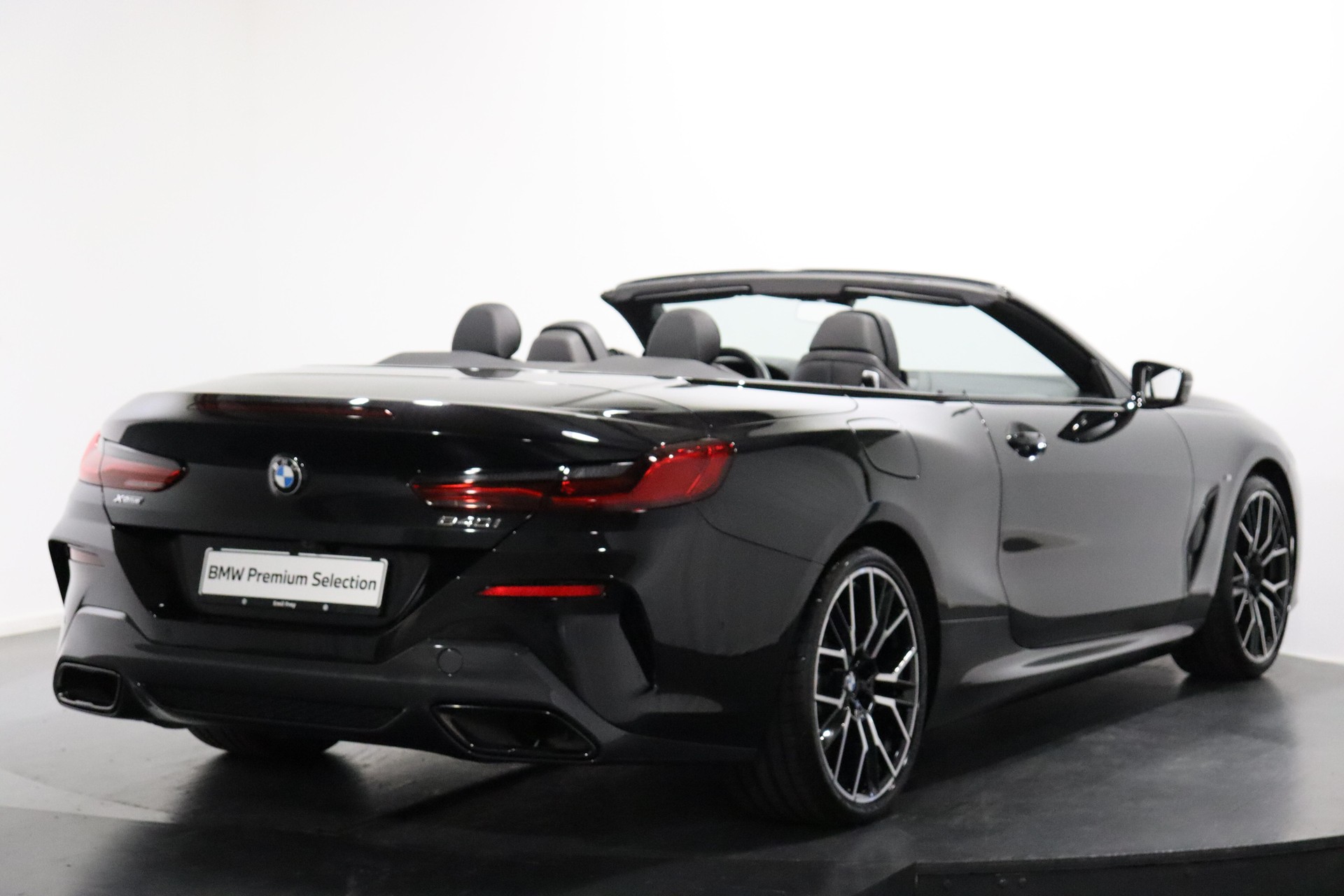 BMW 840i xDrive Cabriolet-showroom-element-2