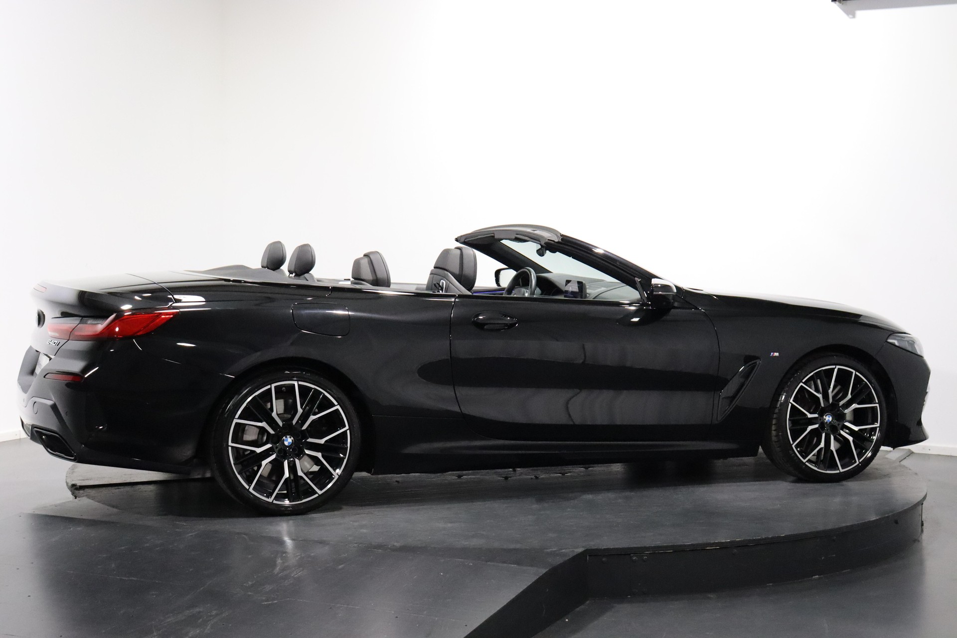 BMW 840i xDrive Cabriolet-image-5