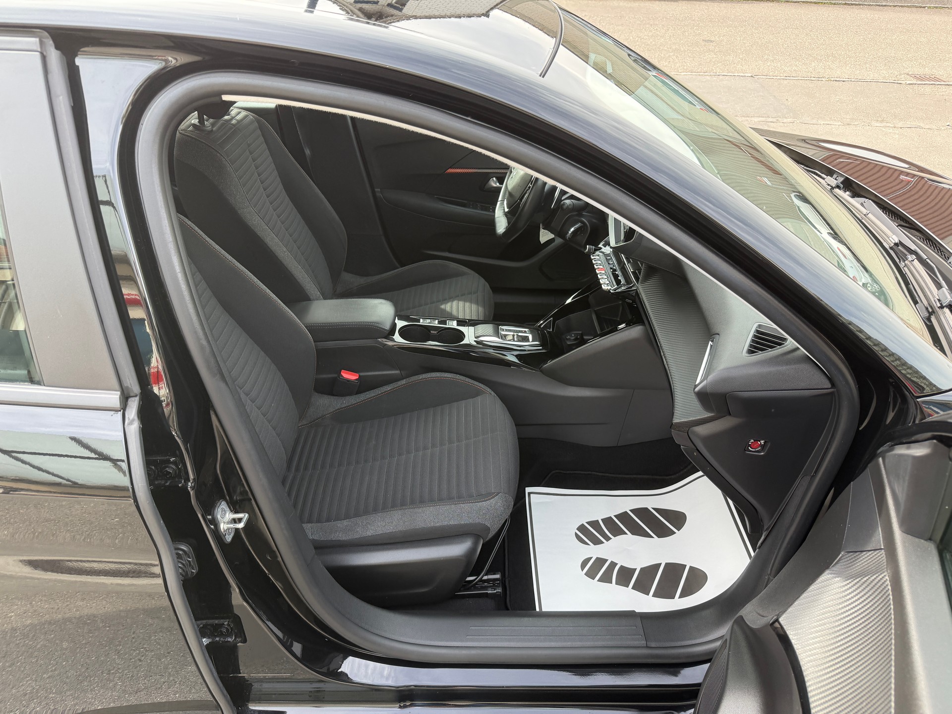 PEUGEOT 208 1.2 PureTech Active Pack EAT8-image-7