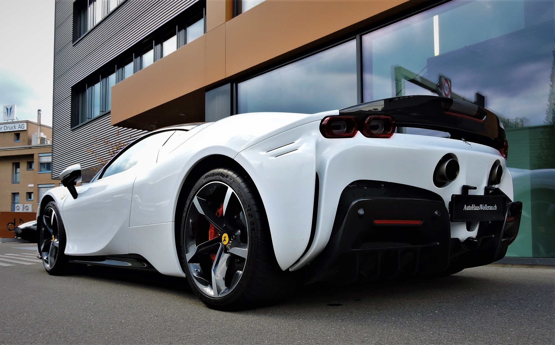 FERRARI SF90 Stradale 4.0-showroom-element-3