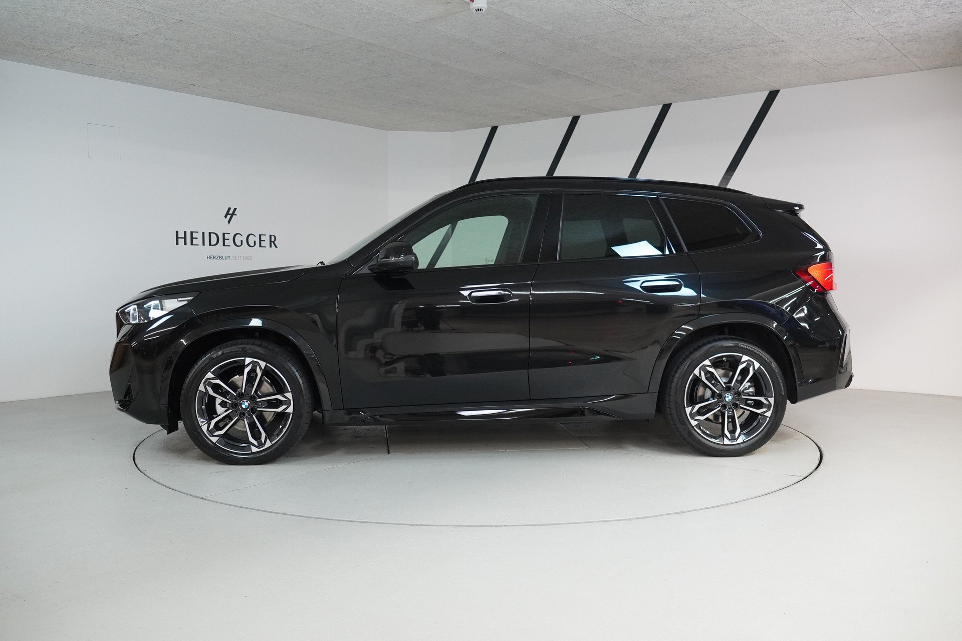 BMW X1 xDrive 20d 48V M Sport-showroom-element-3