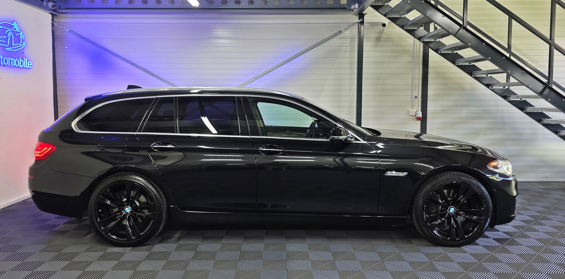 BMW 525d Touring xDrive Luxury Line Steptronic-showroom-element-3