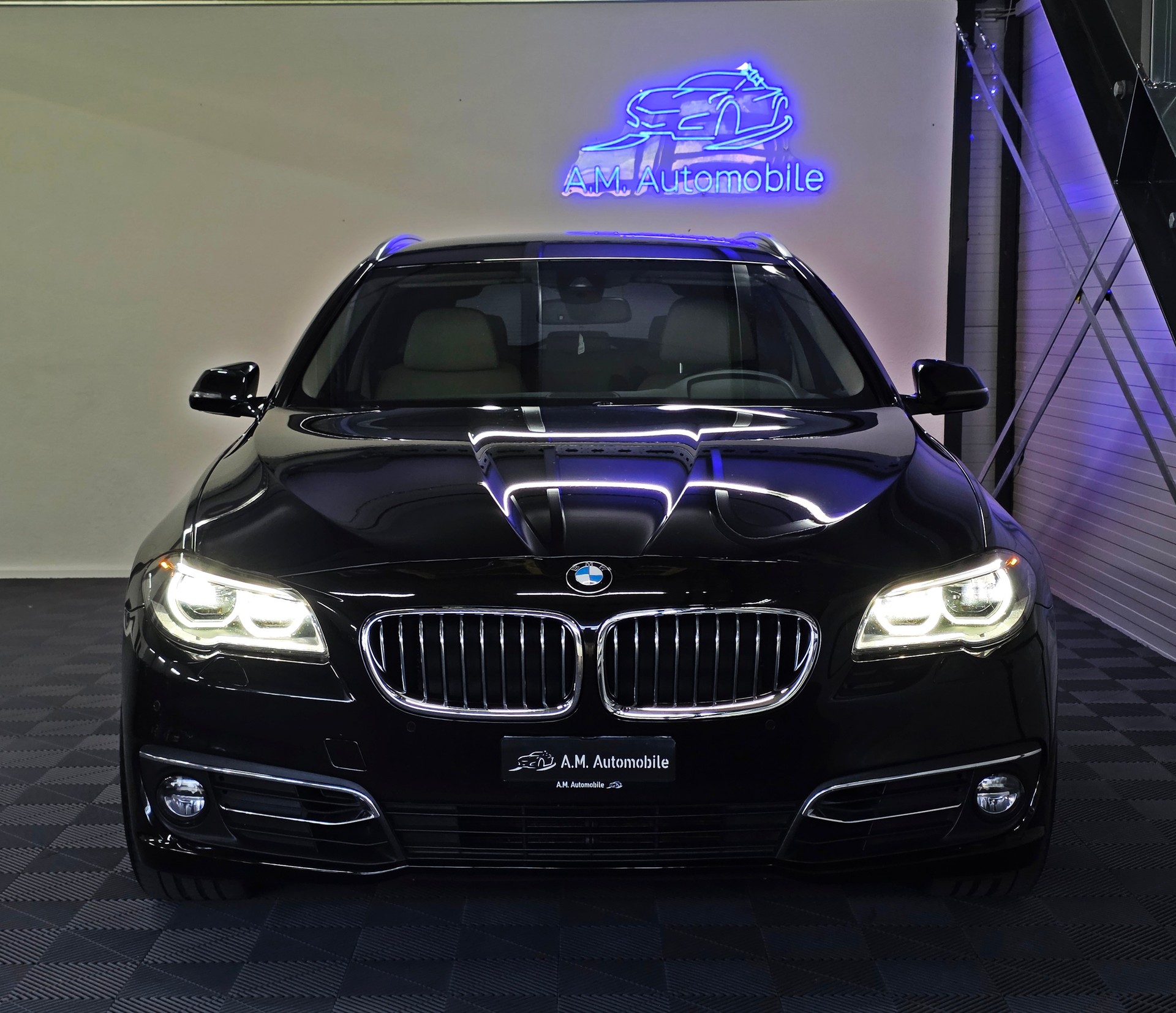 BMW 525d Touring xDrive Luxury Line Steptronic-showroom-element-1