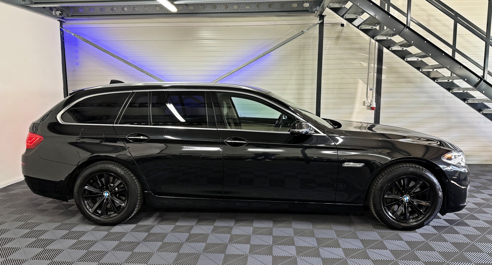 BMW 525d Touring xDrive Luxury Line Steptronic-showroom-element-3
