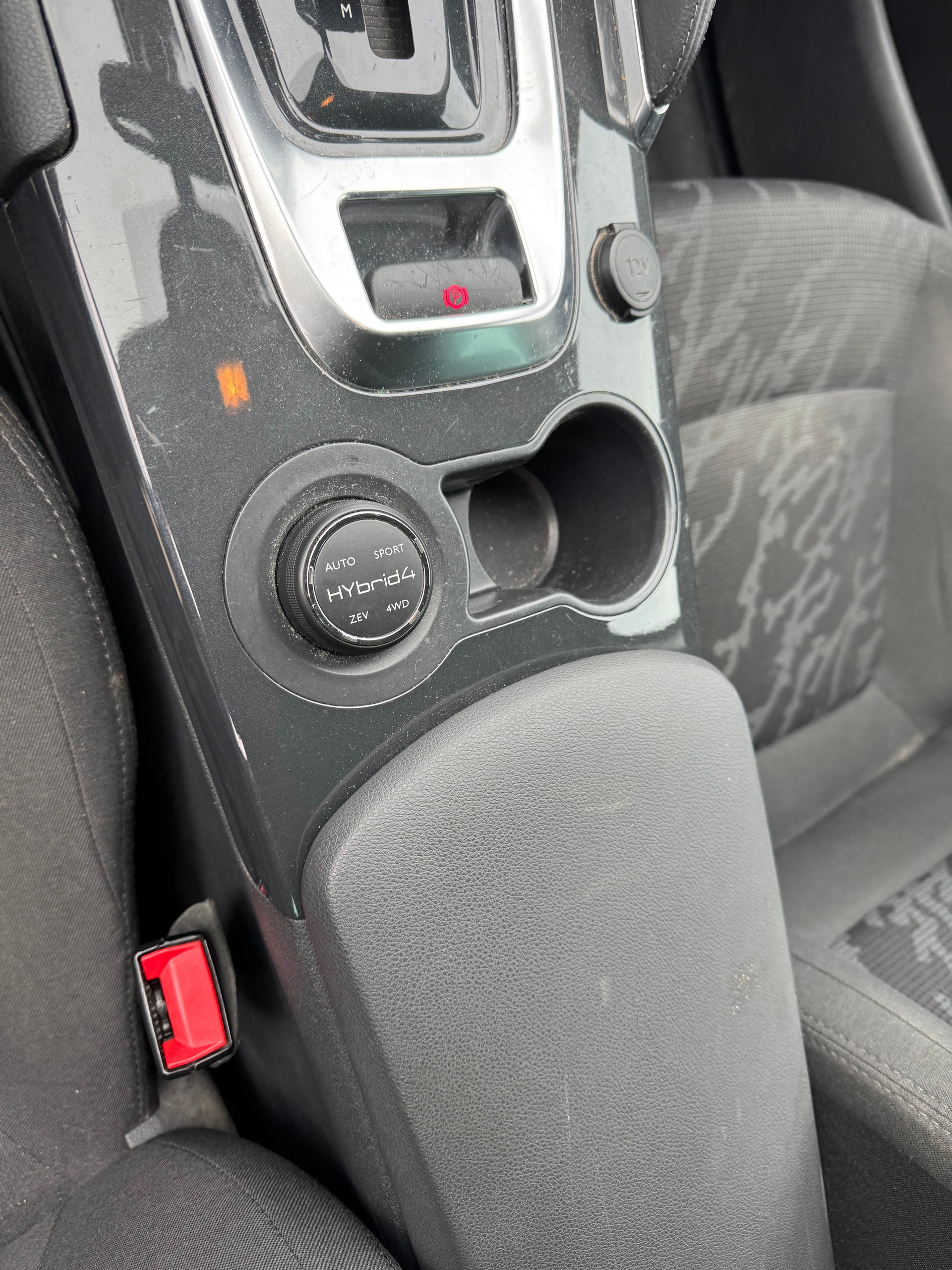 PEUGEOT 3008 HYbrid4 2.0 HDI EGS6-image-6