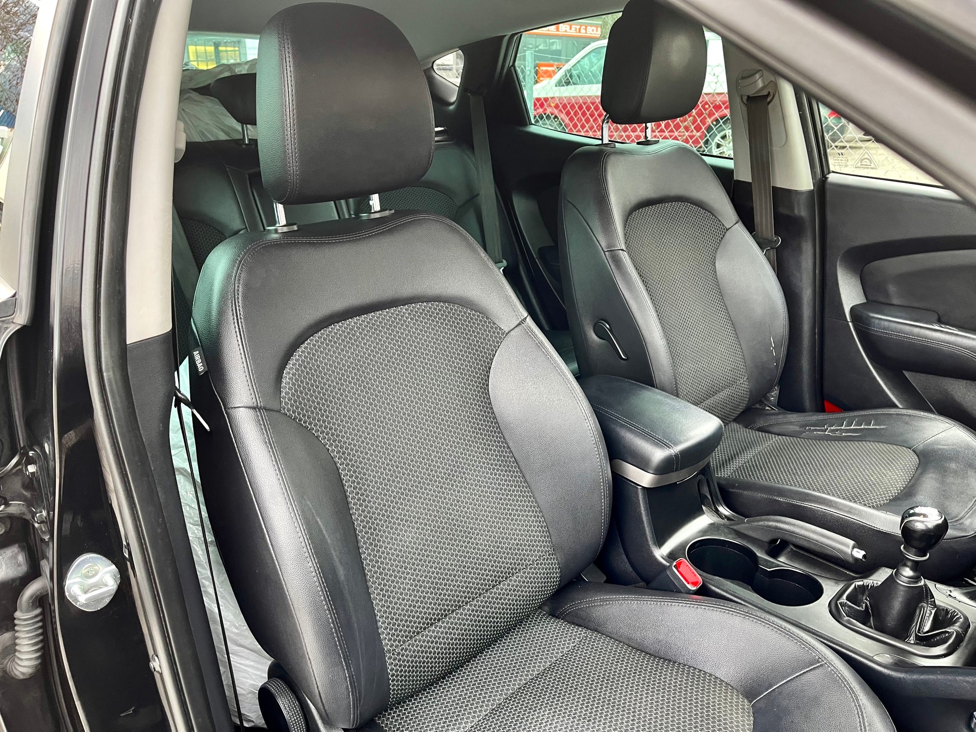 HYUNDAI iX 35 2.0 CRDi Style 4WD-image-21
