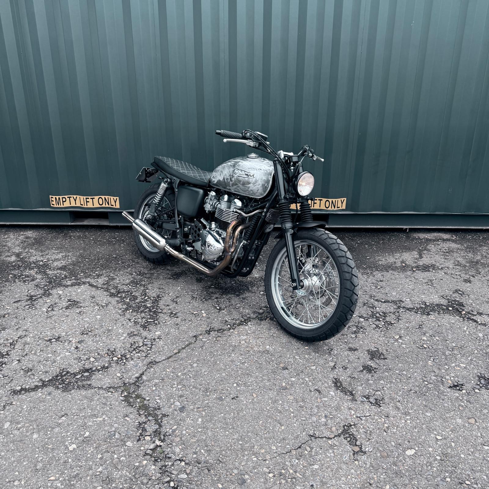 TRIUMPH Bonneville 900 i T 100-image-8