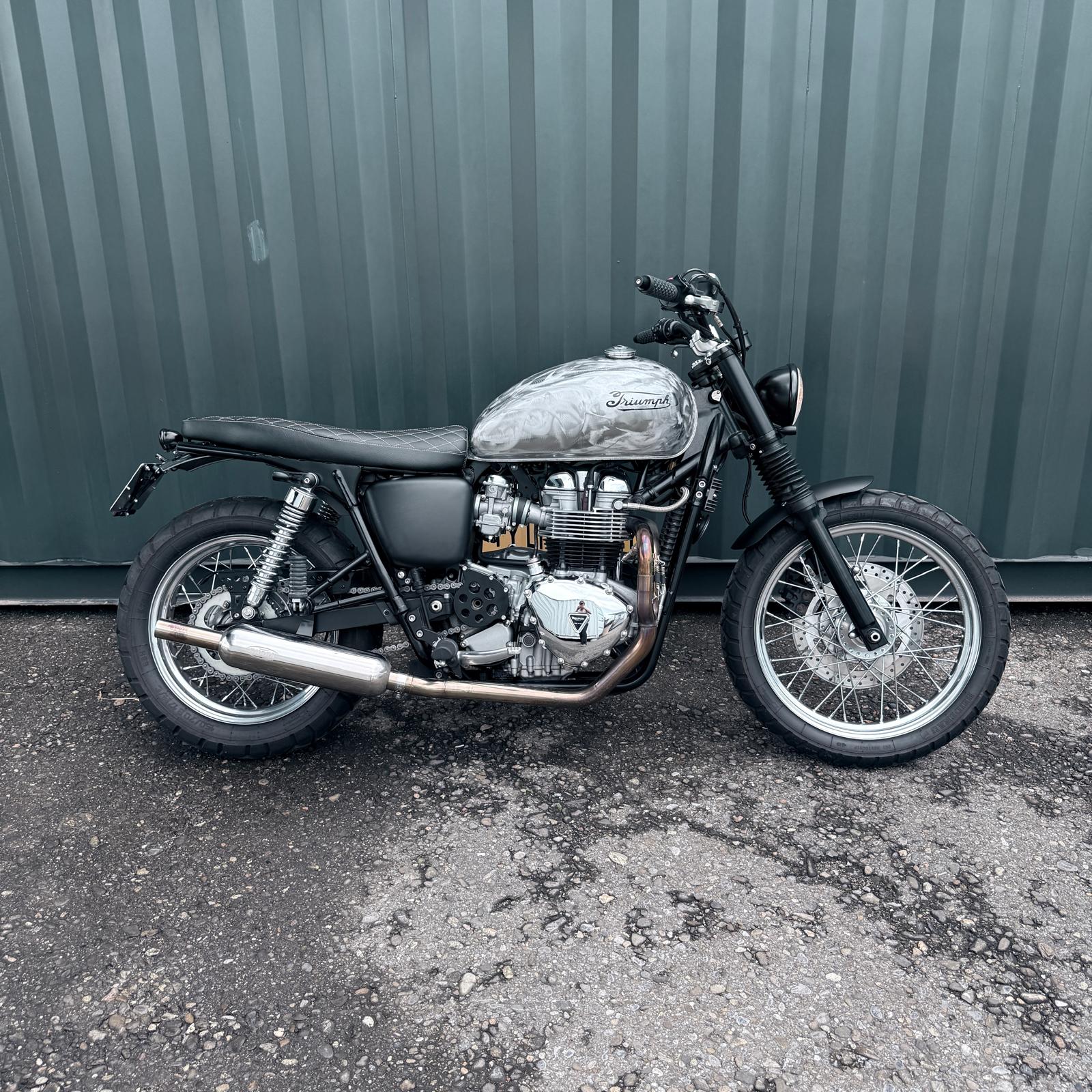TRIUMPH Bonneville 900 i T 100-image-0