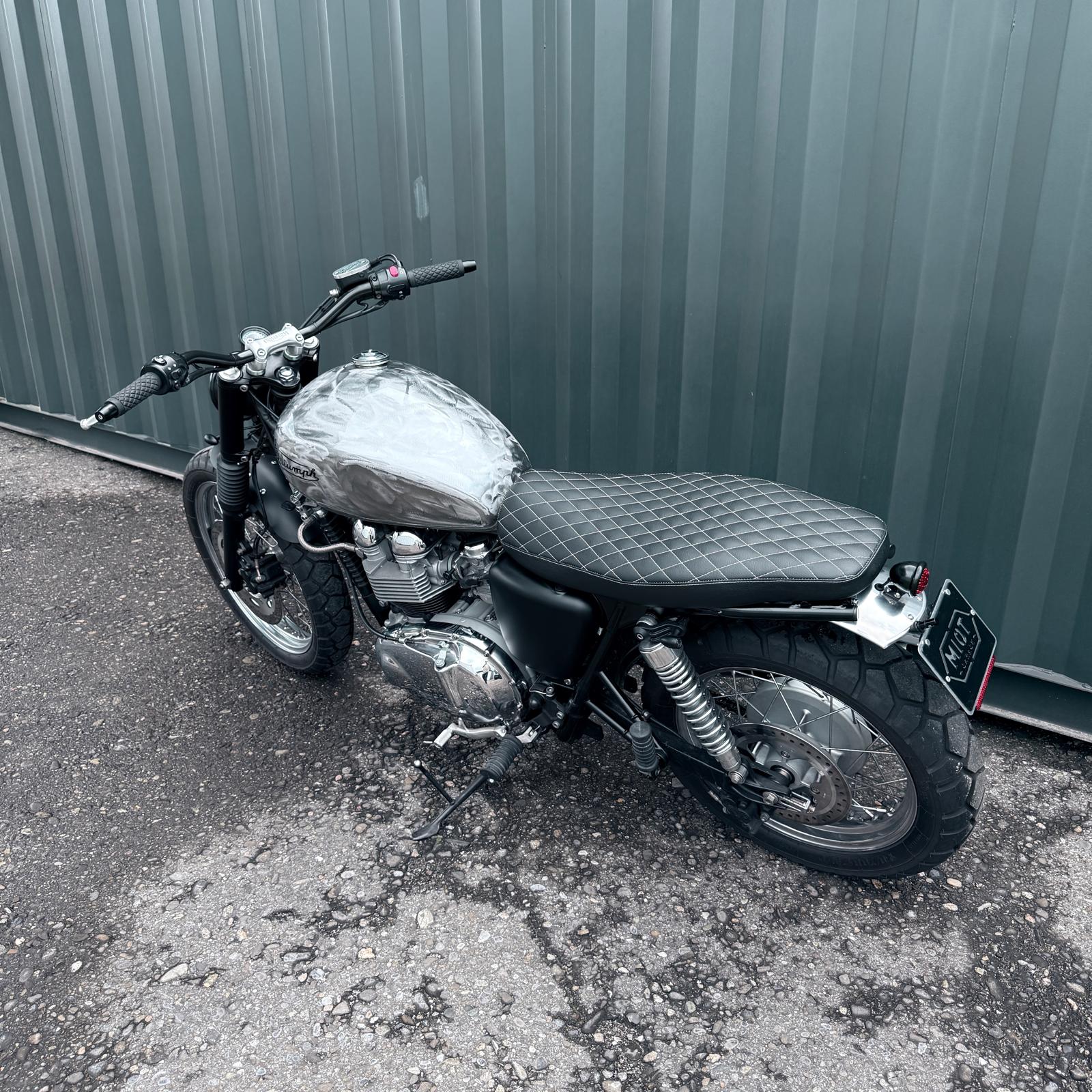 TRIUMPH Bonneville 900 i T 100-image-1