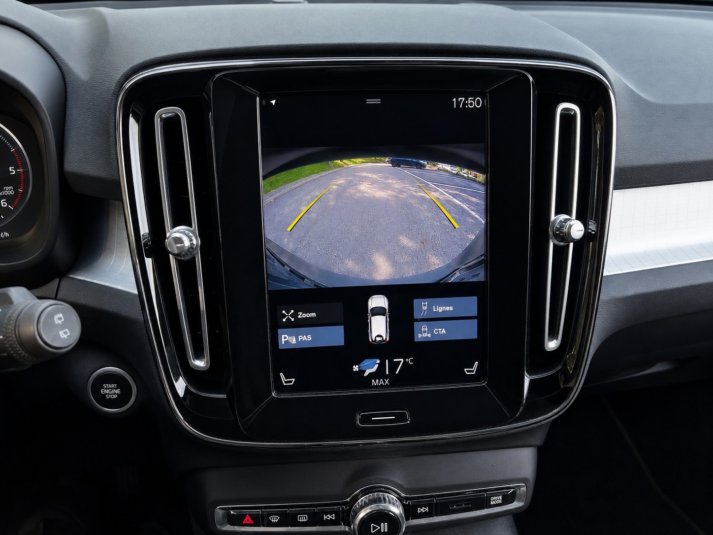 VOLVO XC40 D3 AWD Momentum Geartronic-image-14