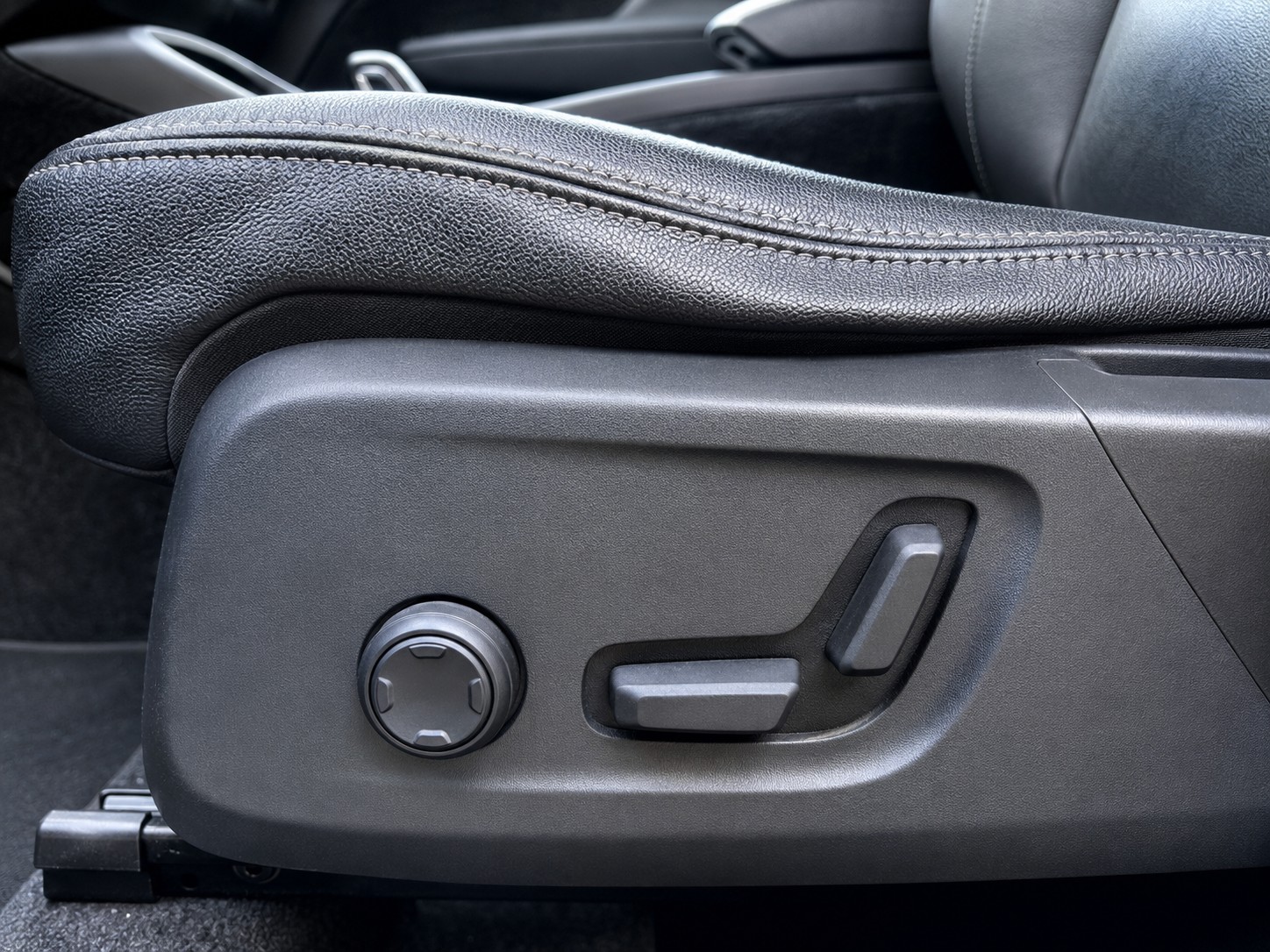 VOLVO XC40 D3 AWD Momentum Geartronic-image-11