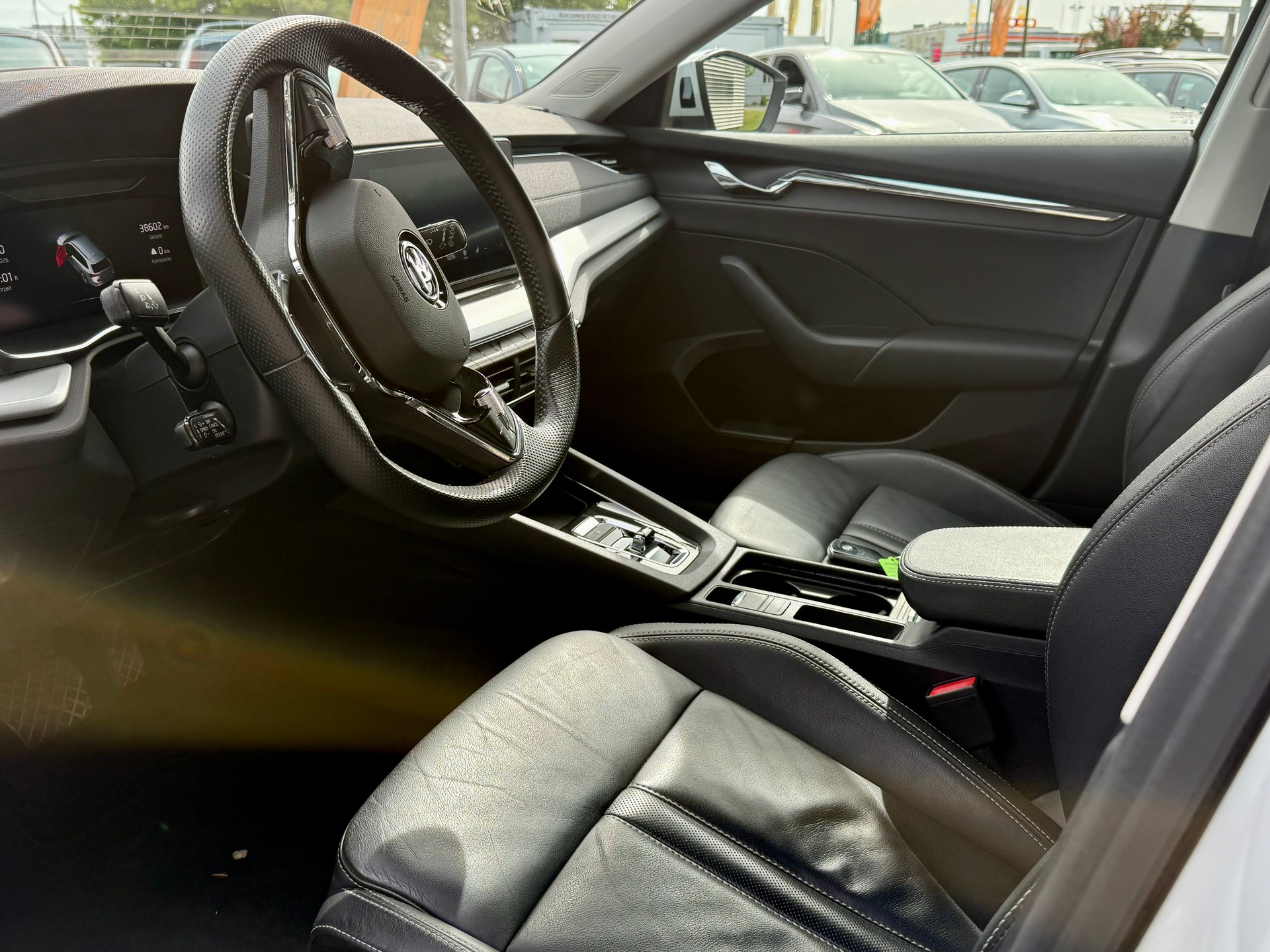 SKODA Octavia Combi 1.5 TSI G-Tec DSG Ambition-image-3