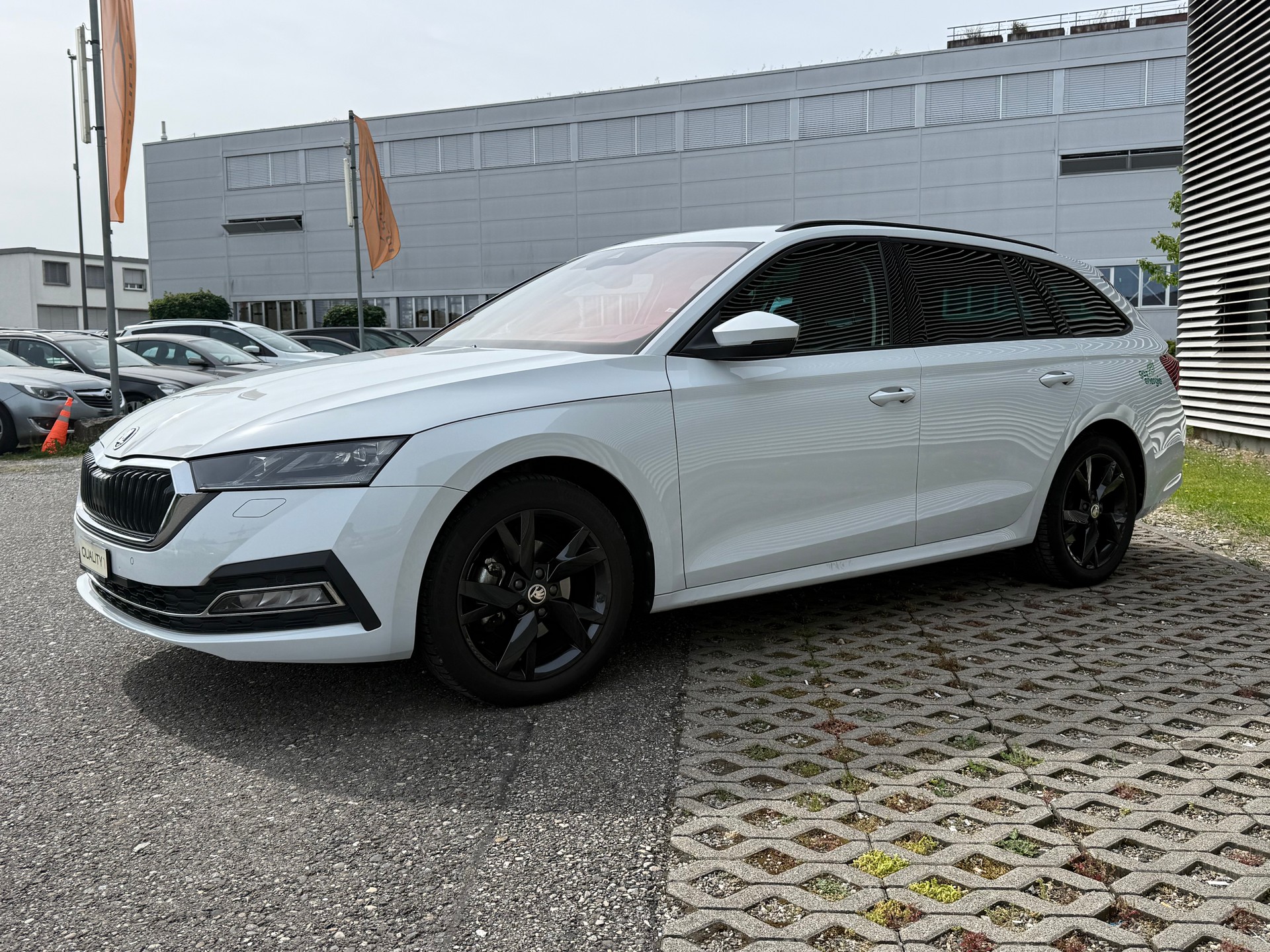 SKODA Octavia Combi 1.5 TSI G-Tec DSG Ambition-image-1