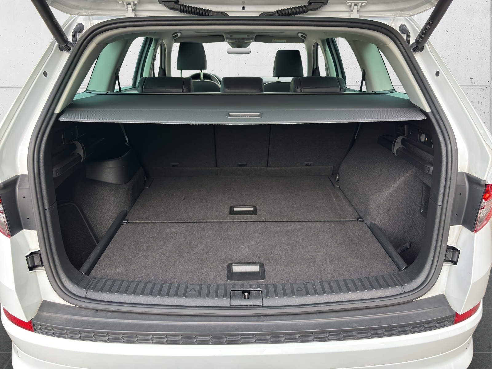SKODA Kodiaq 2.0 TDI CR L&K 4x4 DSG mit AHK, Standheizung & Winterräder-image-7