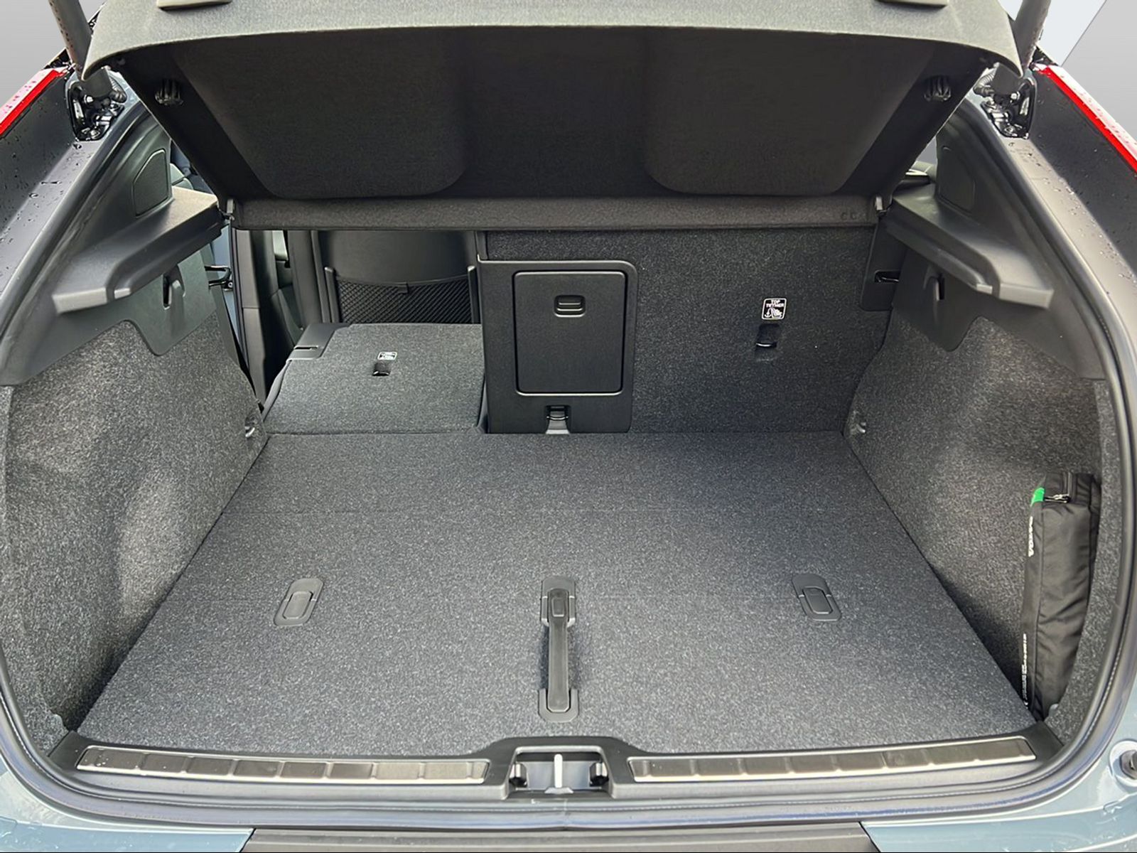 VOLVO C40 Recharge Twin-image-7