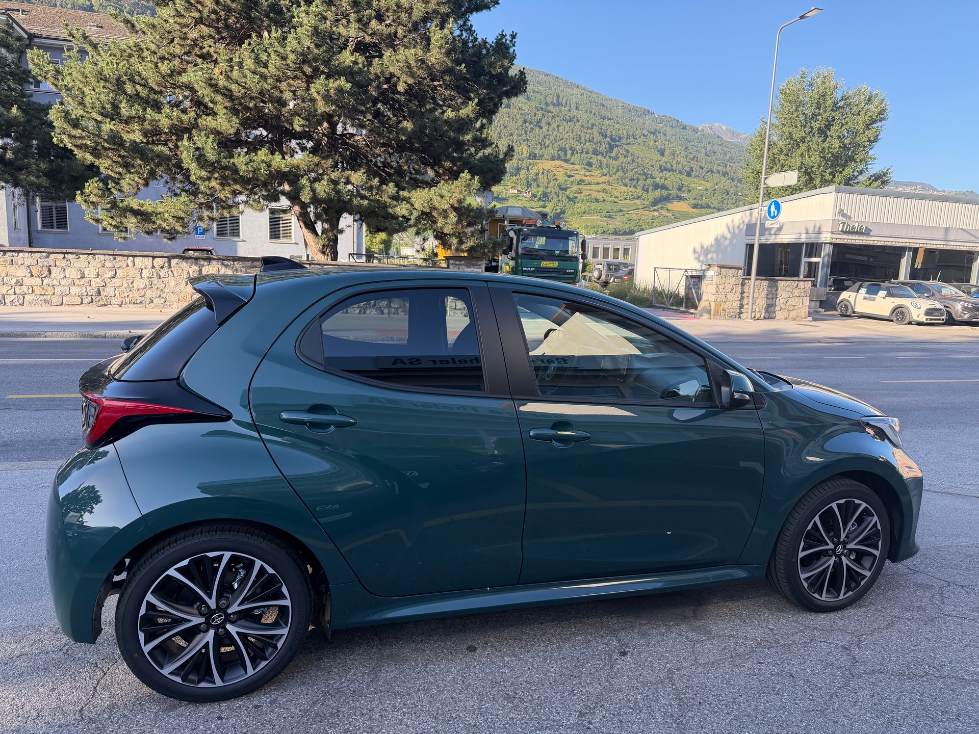 TOYOTA Yaris 1.5 Trend e-CVT-showroom-element-1
