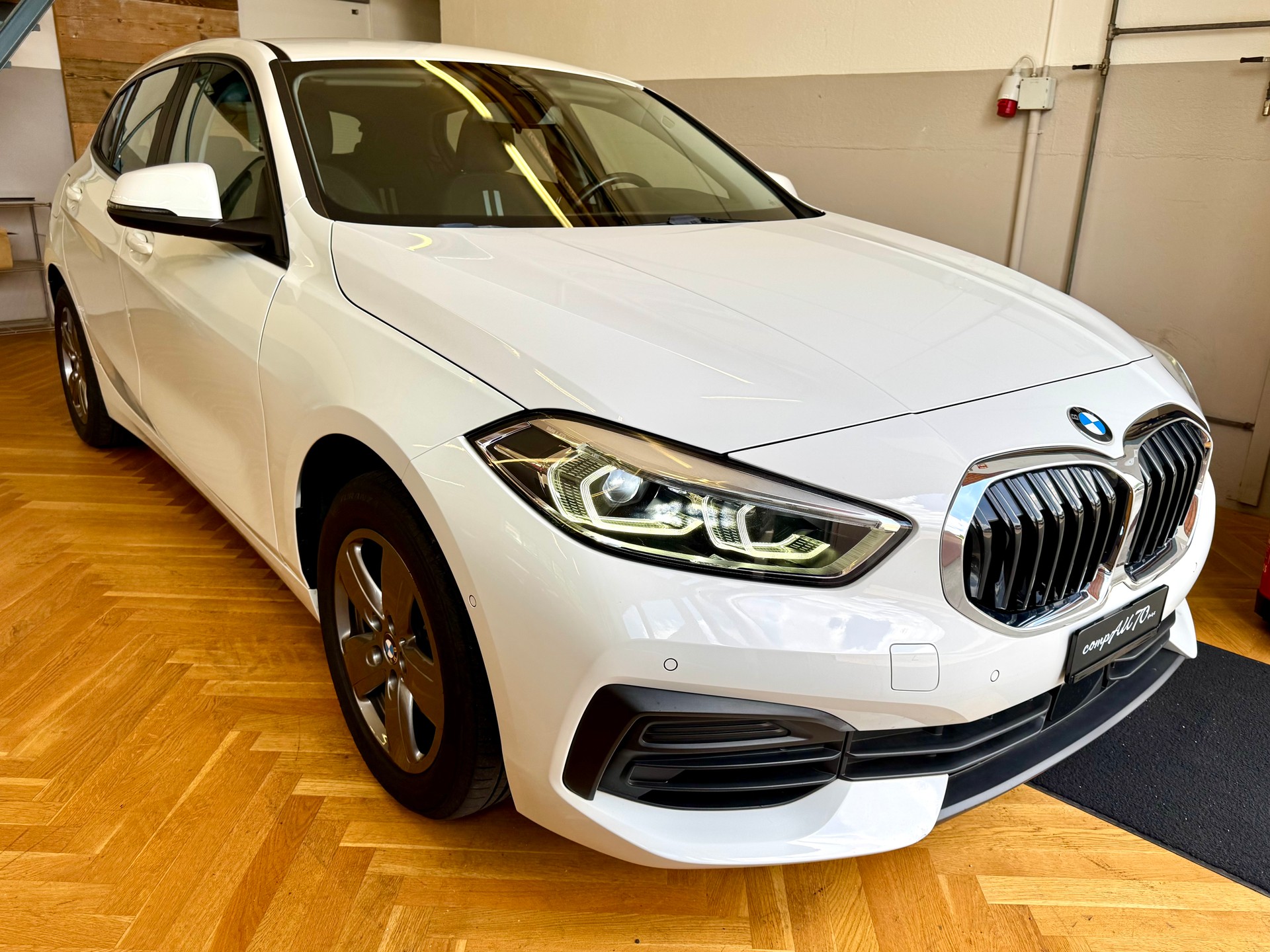 BMW 118i Sport Line-image-15