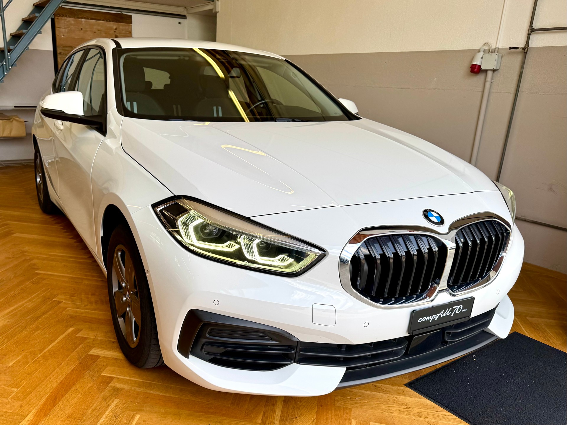 BMW 118i Sport Line-showroom-element-2