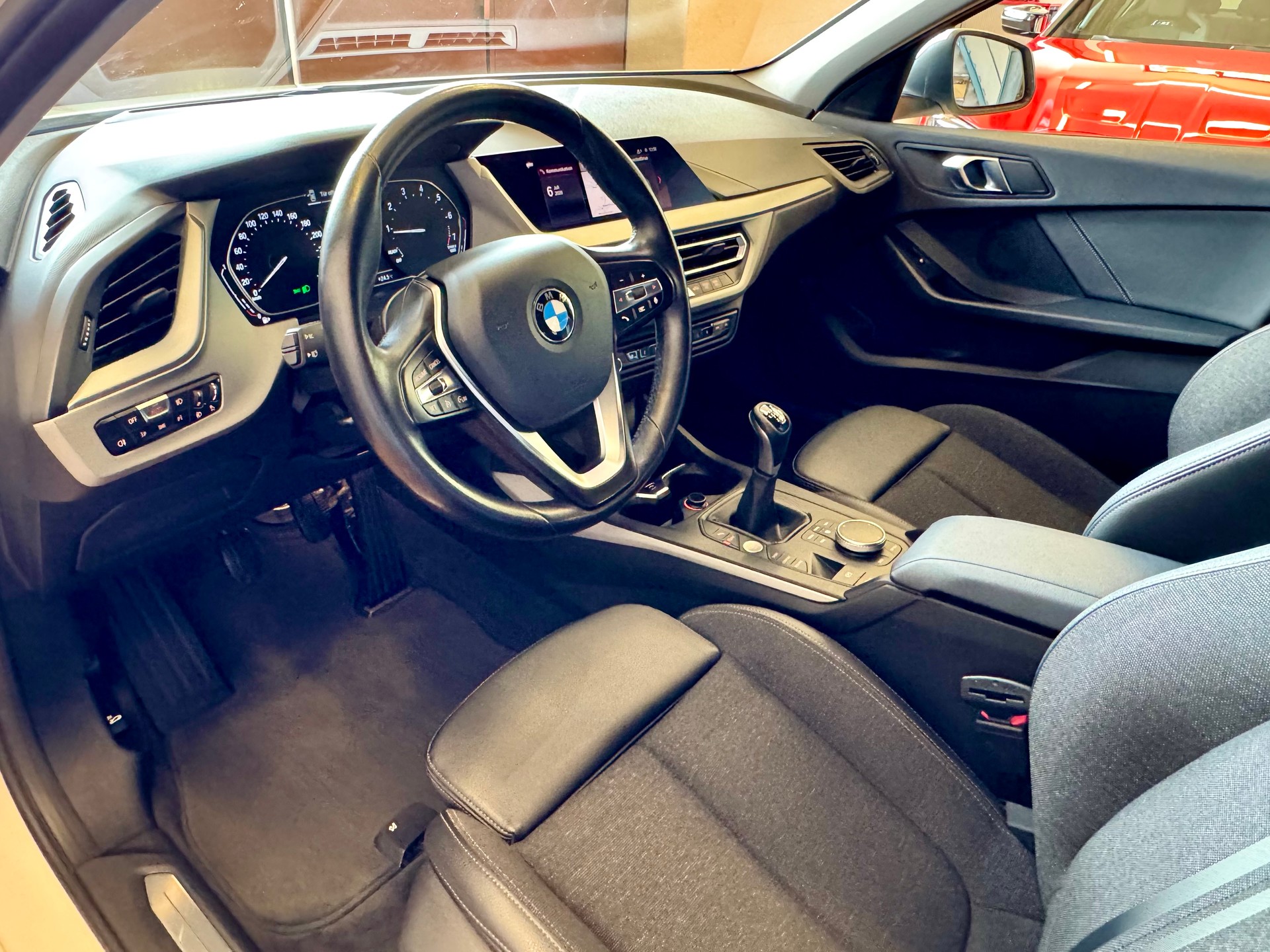 BMW 118i Sport Line-image-18