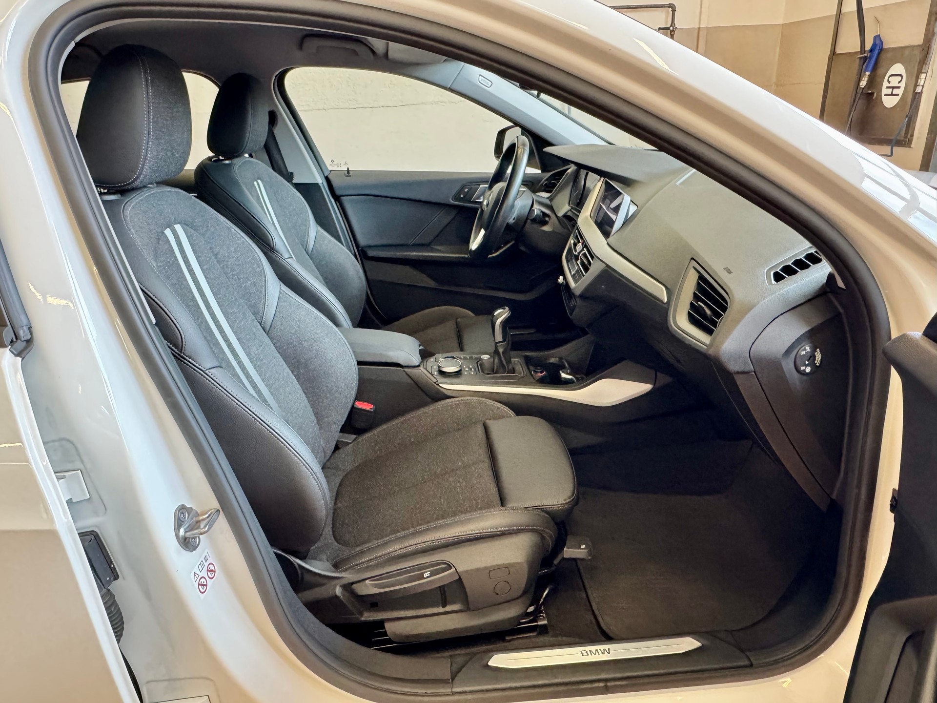 BMW 118i Sport Line-image-23