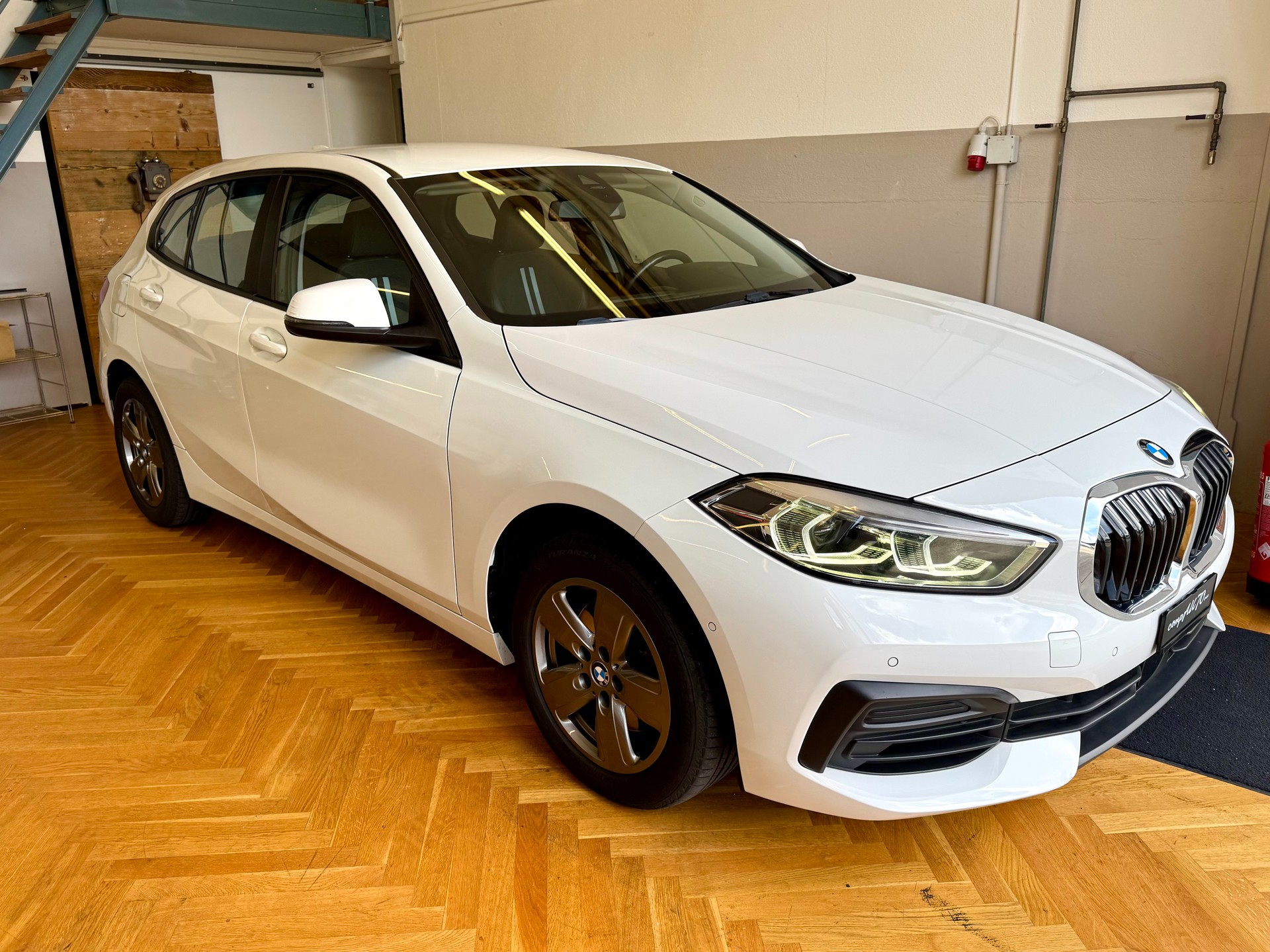 BMW 118i Sport Line-showroom-element-3
