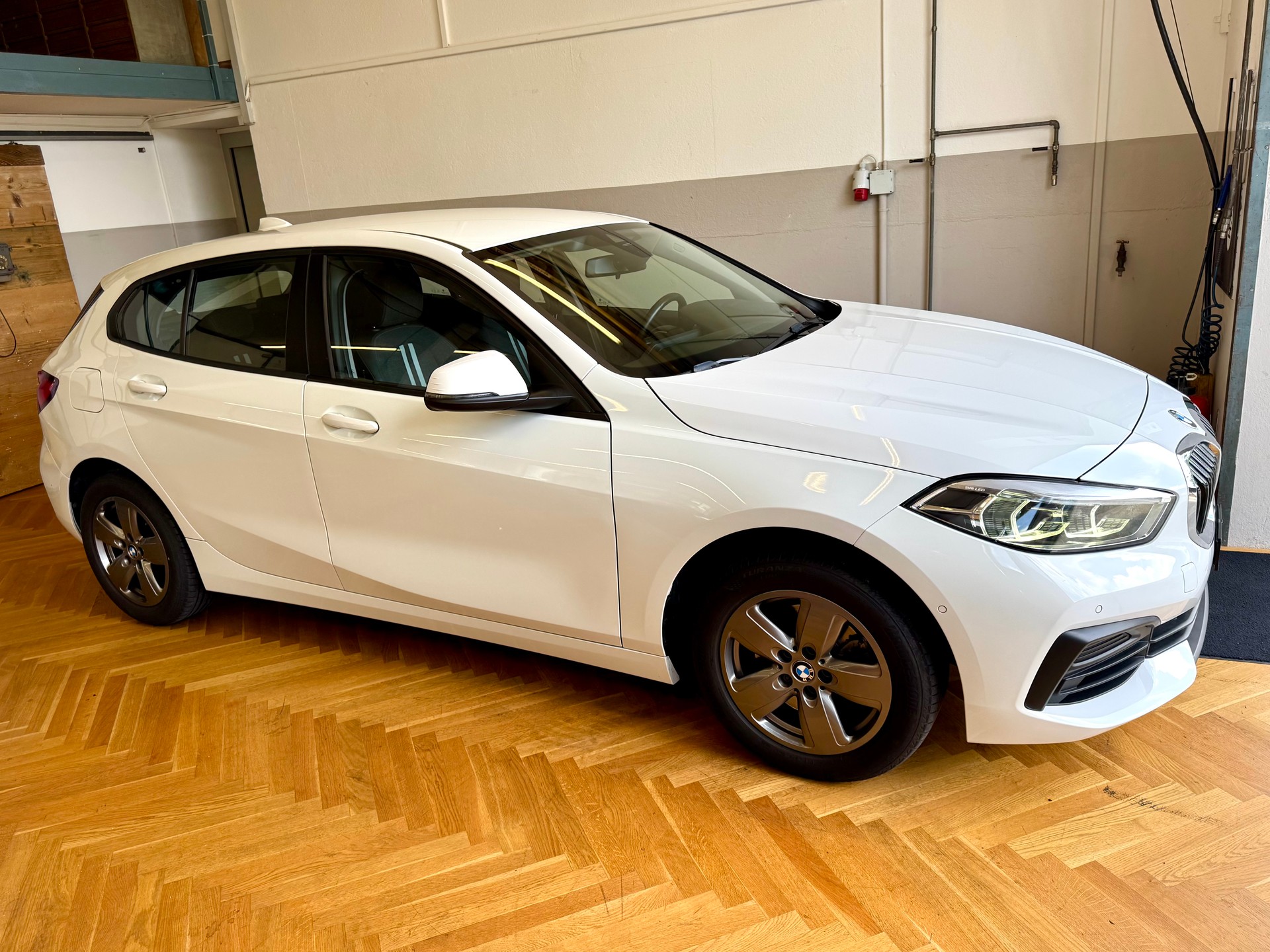 BMW 118i Sport Line-image-4