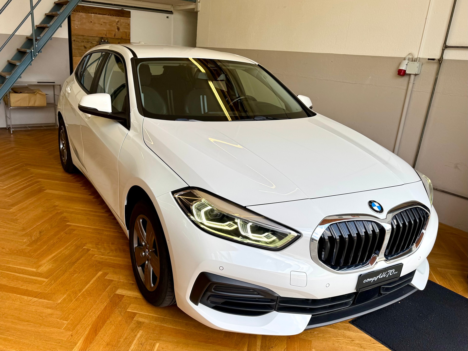 BMW 118i Sport Line-showroom-element-1