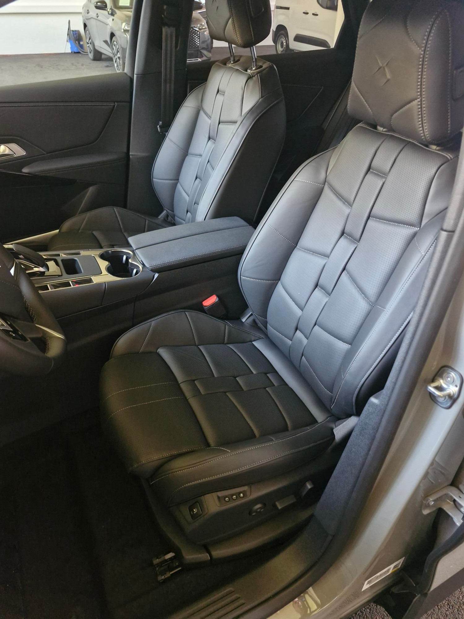 DS AUTOMOBILES DS 7 Crossback E-Tense 300 4x4 Etoile-image-7