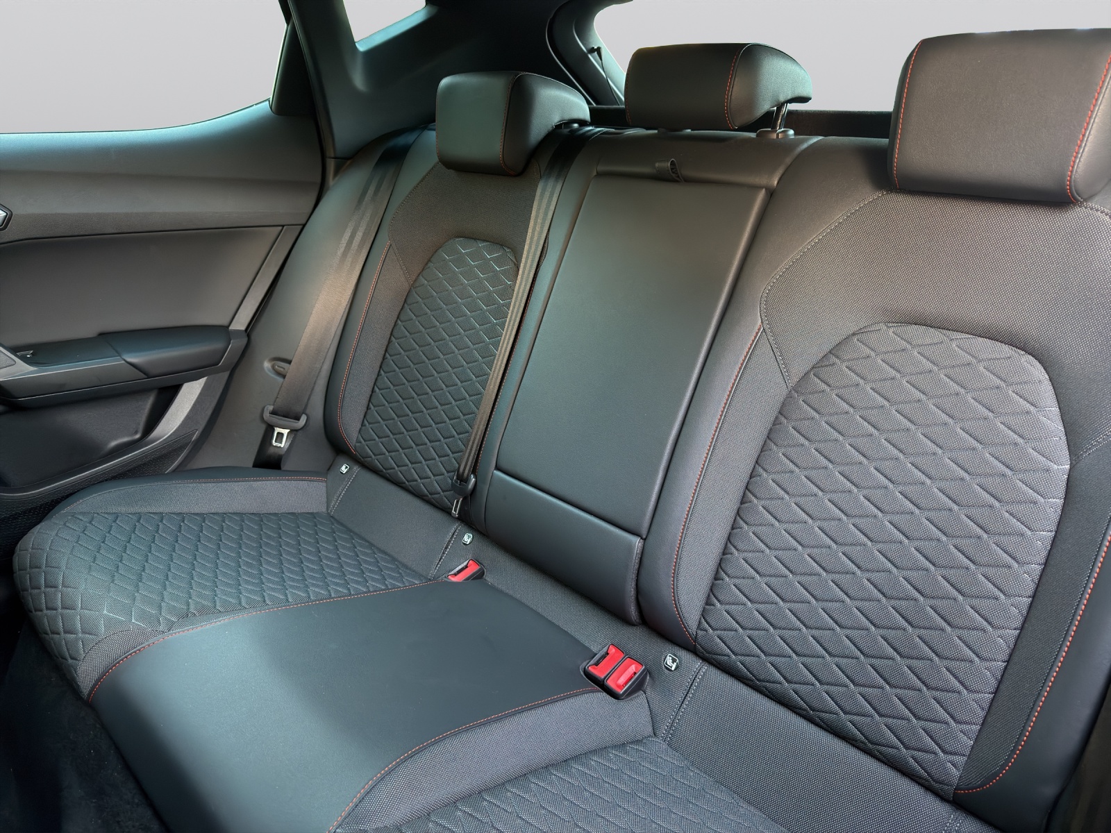 SEAT Leon ST 1.5 eTSI mHEV DSG FR-image-8