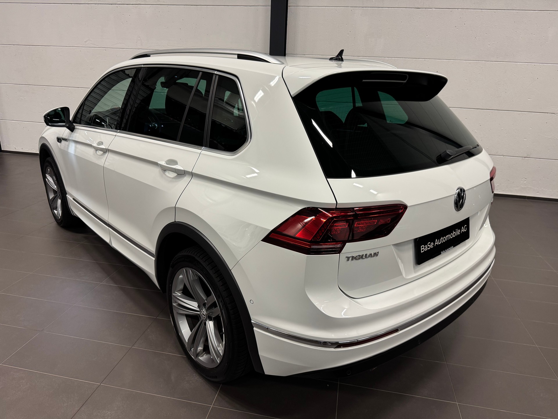 VW Tiguan 2.0 TDI SCR Highline 4Motion DSG R LINE-image-12