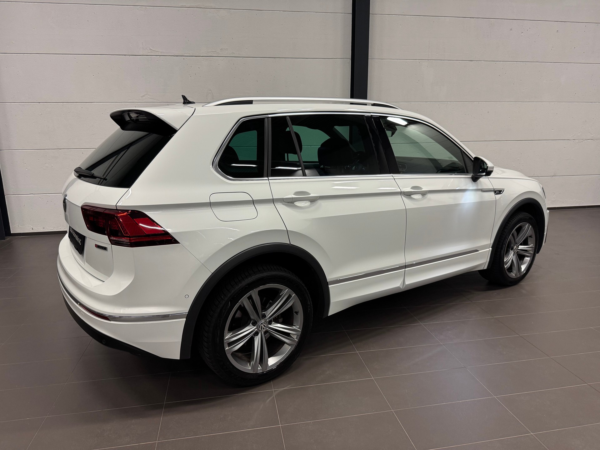 VW Tiguan 2.0 TDI SCR Highline 4Motion DSG R LINE-image-11