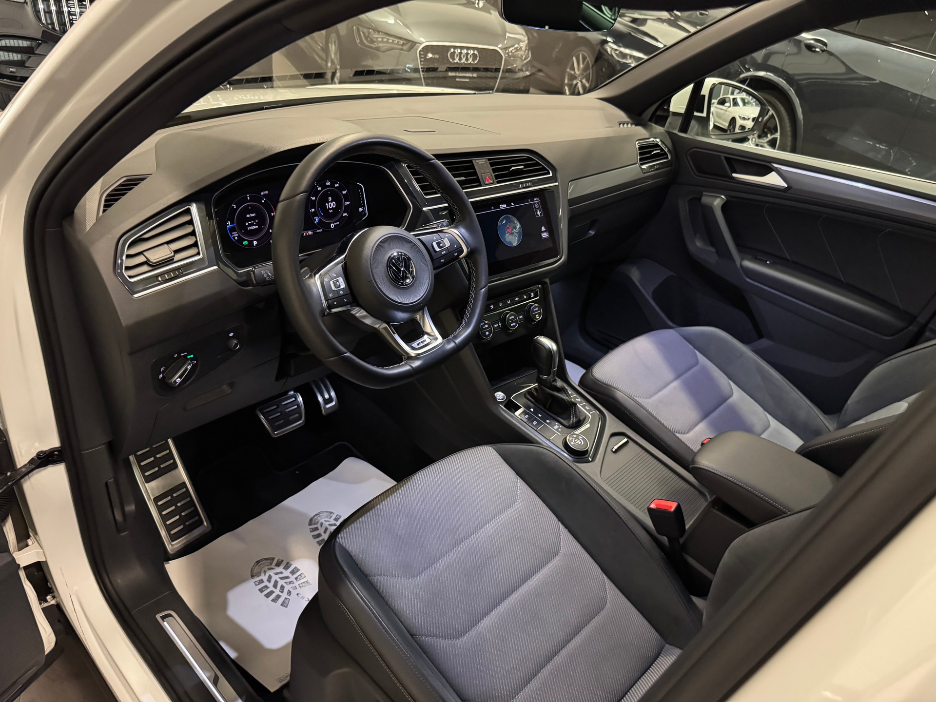 VW Tiguan 2.0 TDI SCR Highline 4Motion DSG R LINE-image-16