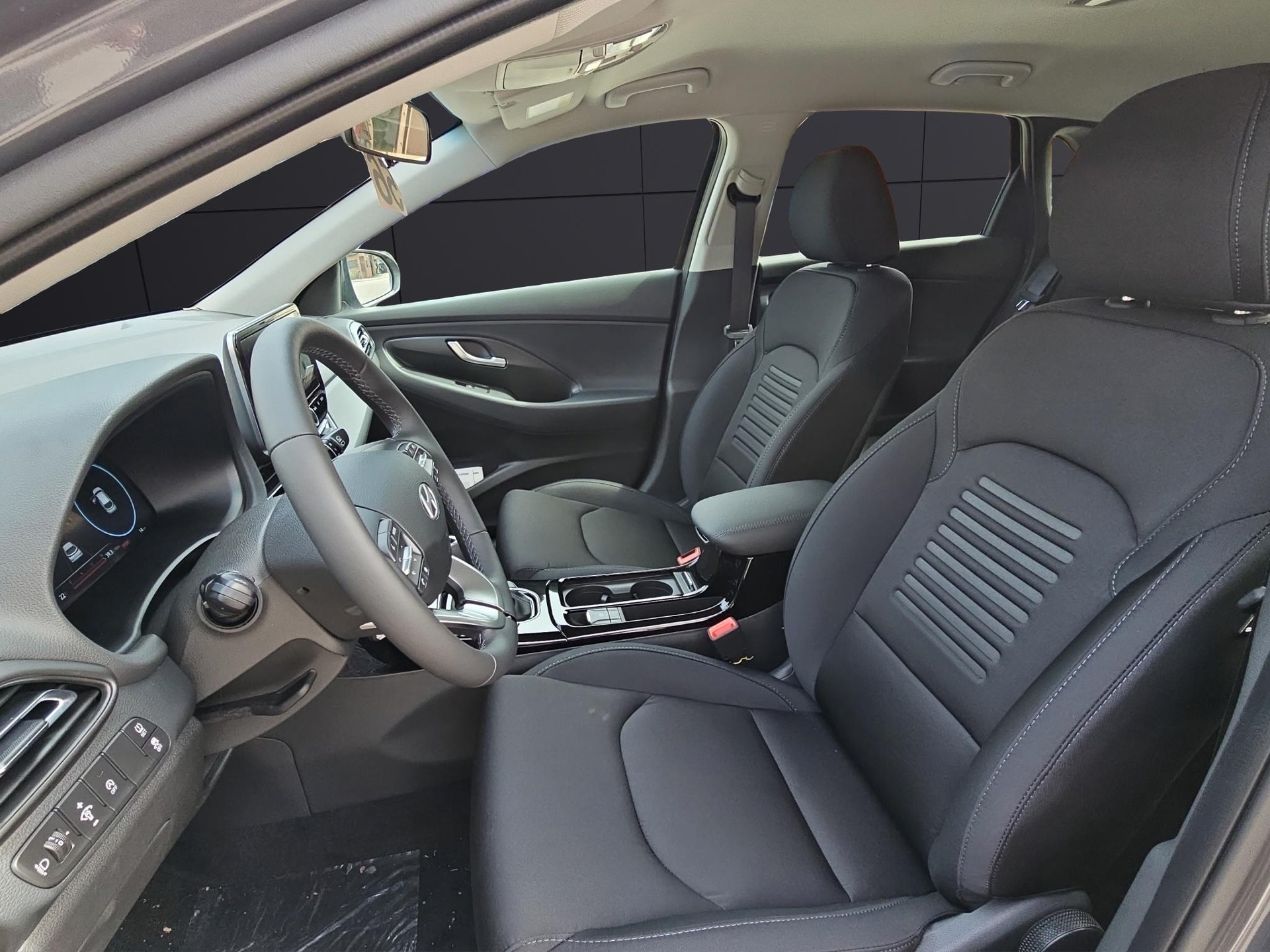 HYUNDAI i30 1.5 T-GDi Amplia-image-9