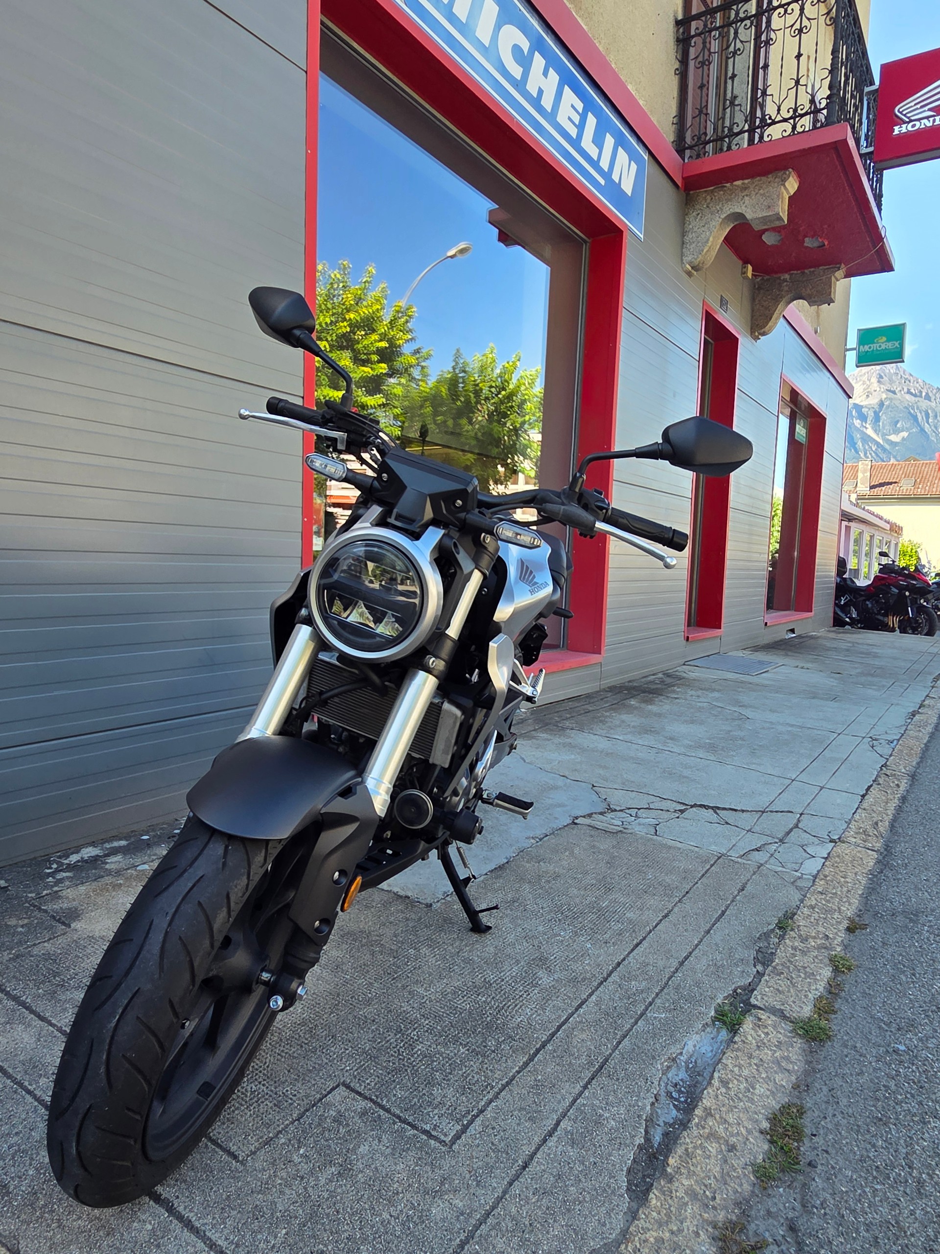 HONDA CB 300 R-image-1