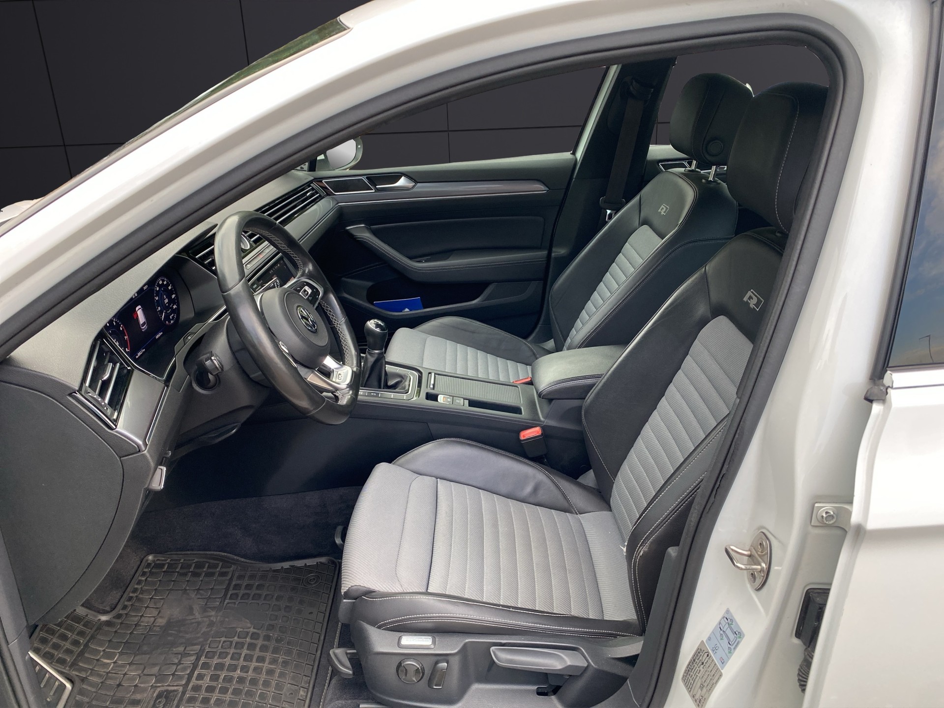 VW Passat Variant 1.4 TSI ACT BMT R-Line-image-9