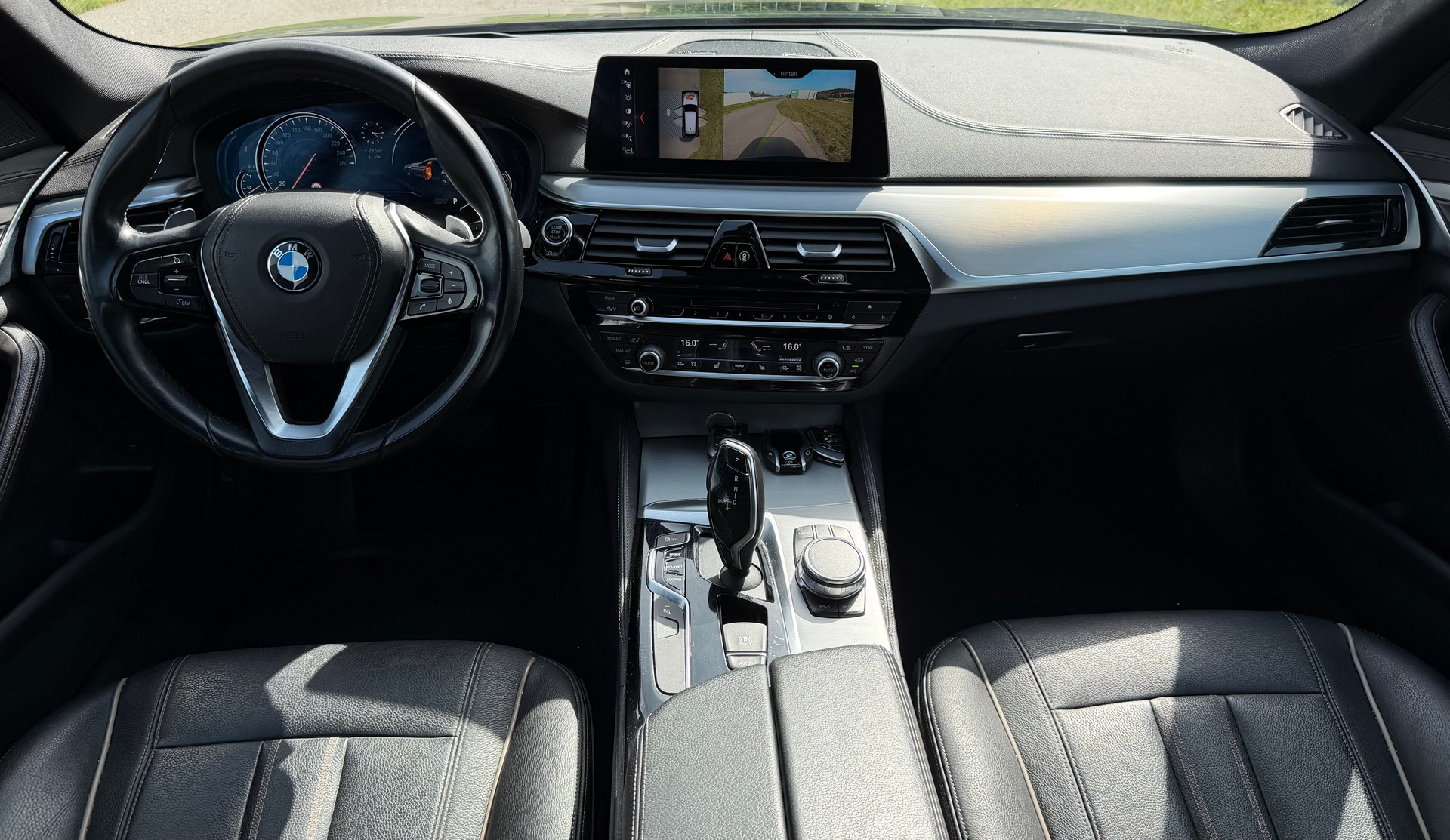 BMW 520d xDrive Touring Luxury Line Steptronic-image-12