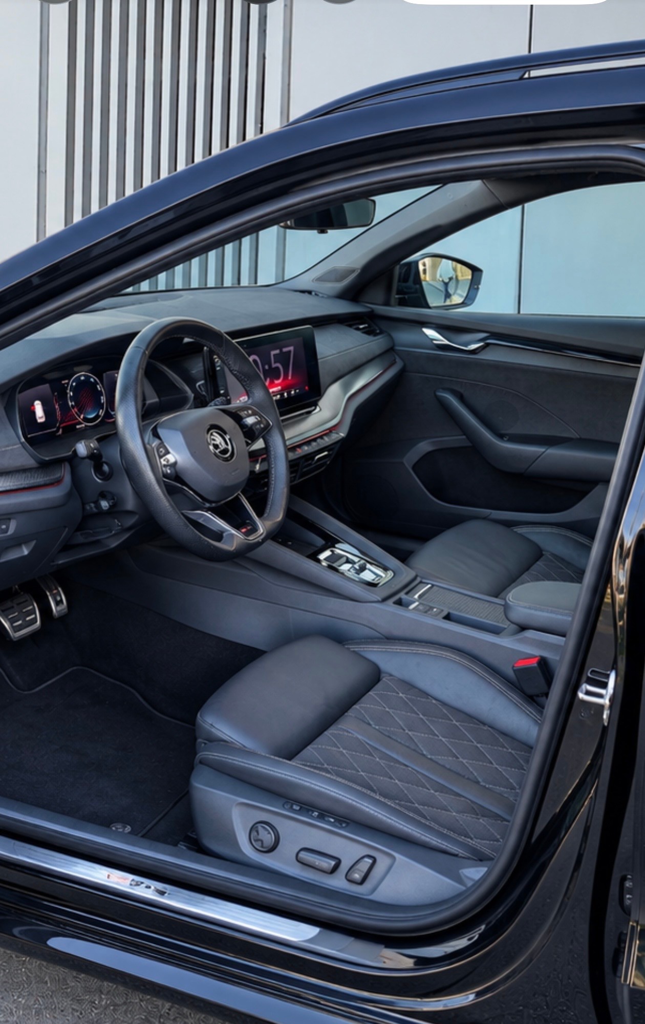 SKODA Octavia Combi 2.0 TDI DSG RS 4x4-image-8