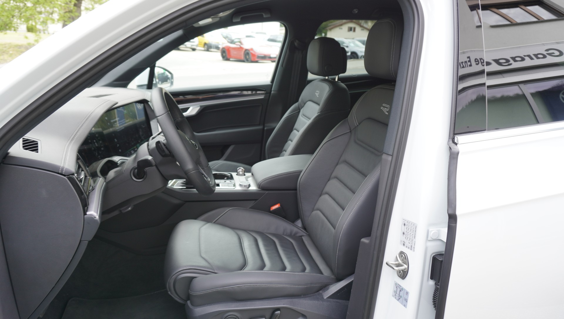 VW Touareg 3.0 TDI R Line Tiptronic-showroom-element-1