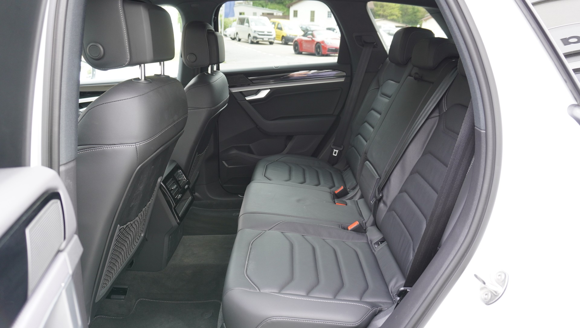 VW Touareg 3.0 TDI R Line Tiptronic-showroom-element-2