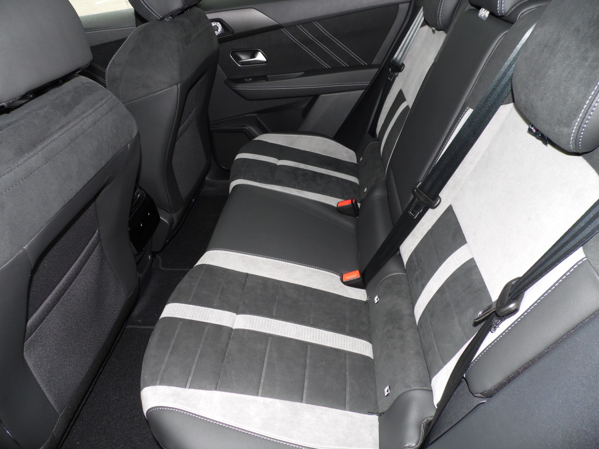 OPEL Grandland Elektro 73kWh Ultimate 4WD-image-6