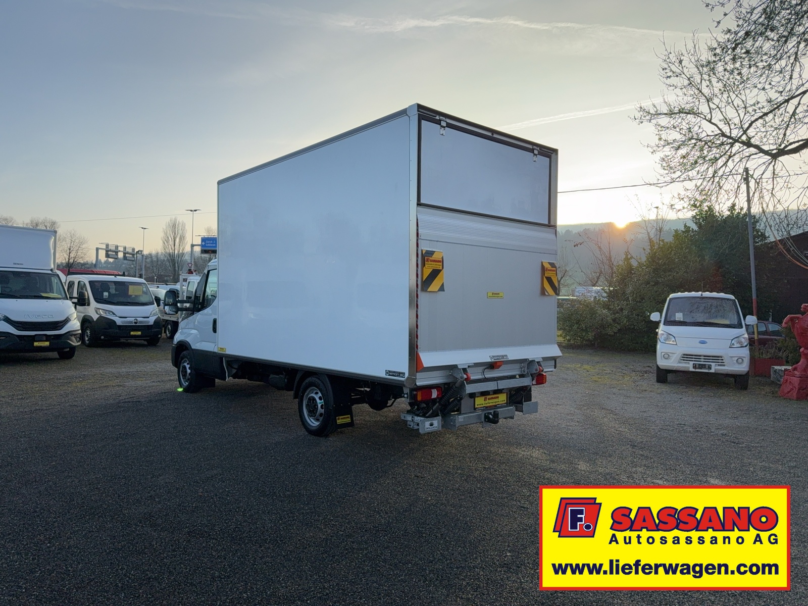 IVECO Daily 35S18 Hi-Matic Möbelkoffer mit Hebebühne 2.40m und 850 Kg. Nutzlast-image-4