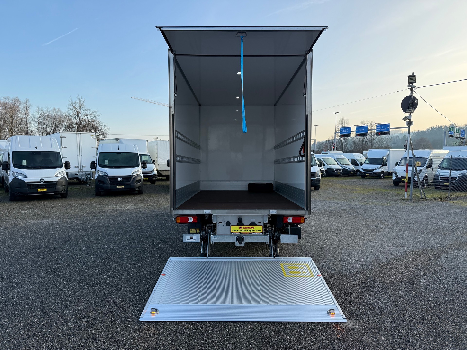 IVECO Daily 35S18 Hi-Matic Möbelkoffer mit Hebebühne 2.40m und 850 Kg. Nutzlast-image-8