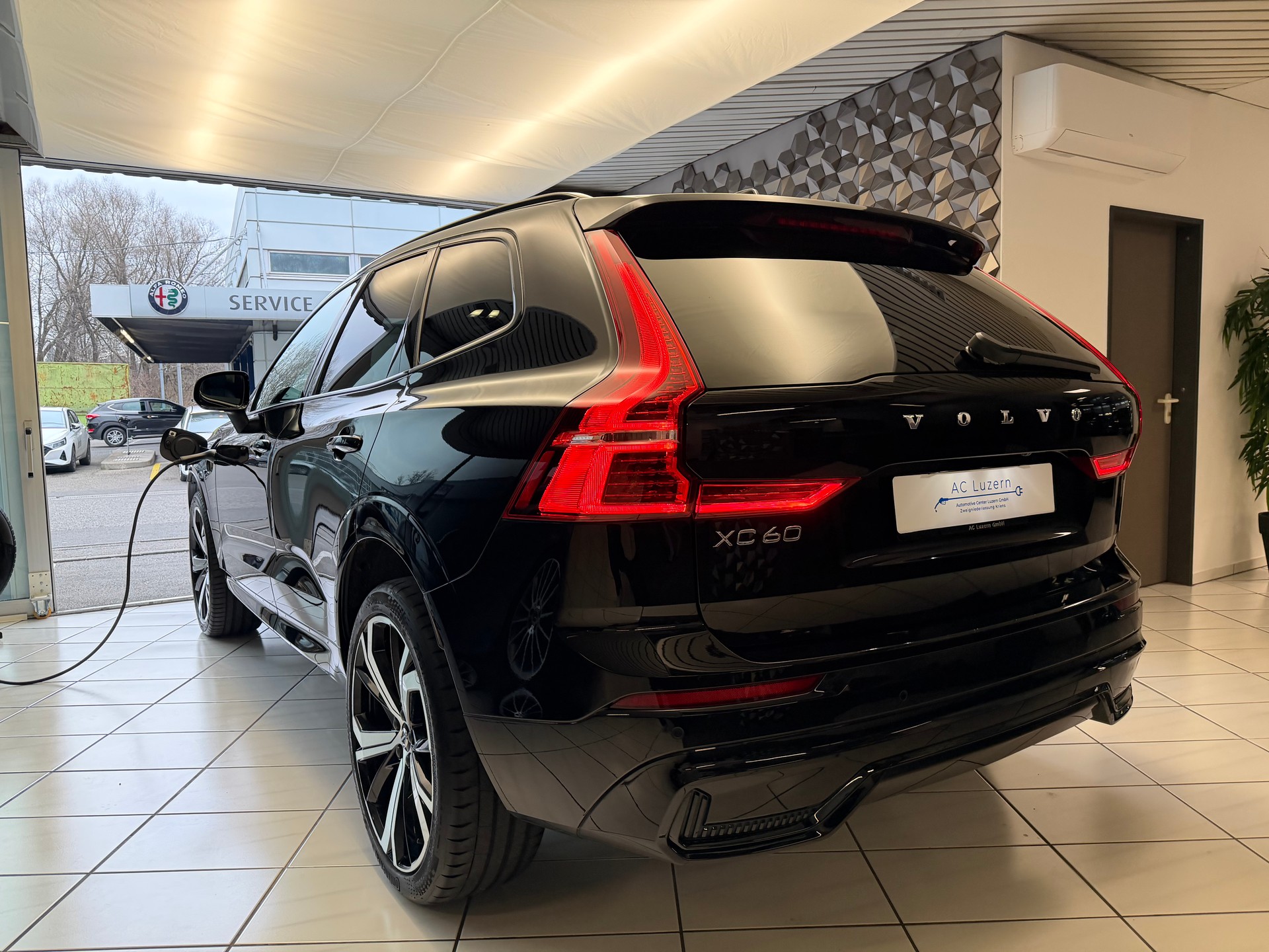 VOLVO XC60 T6 eAWD R-Design Geartronic | SoH 95,6%-showroom-element-2