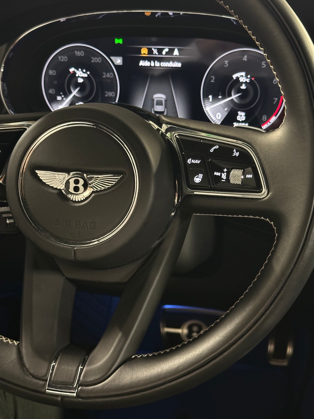 BENTLEY Bentayga V8-image-13