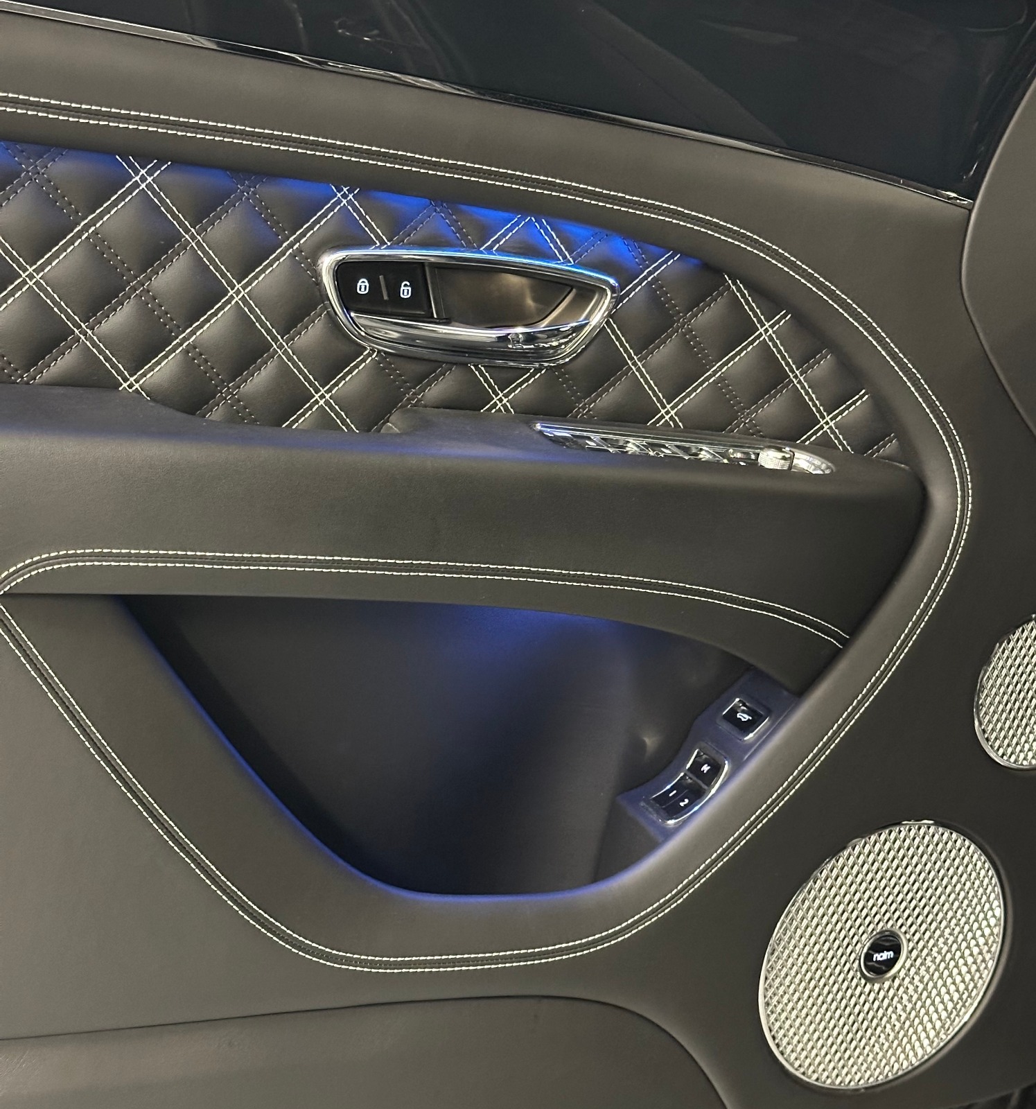 BENTLEY Bentayga V8-image-17